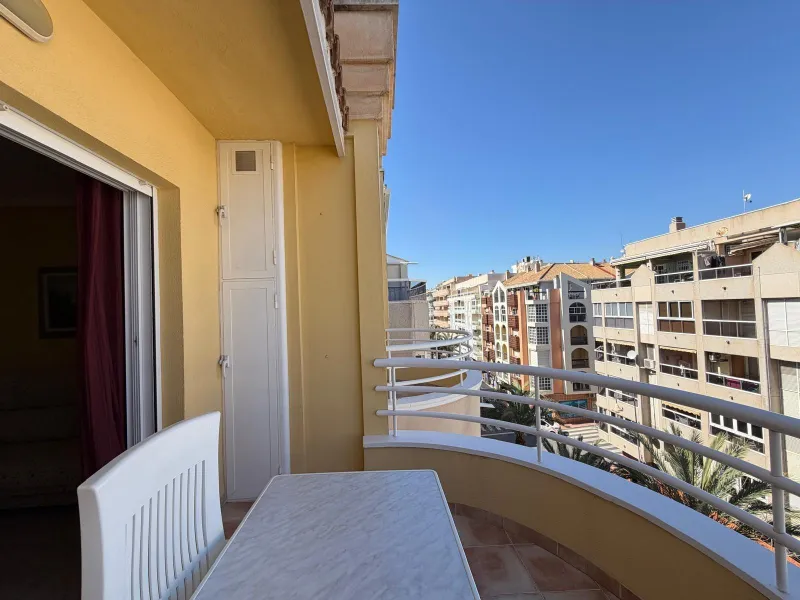 PENTHOUSE WITH SEA VIEWS ON AV. DE LAS HABANERAS WITH VERY LARGE GARAGE SPACE INCLUDED. 2 BEDROOMS. 1 BATHROOM. TOTAL AREA OF 72 M2.