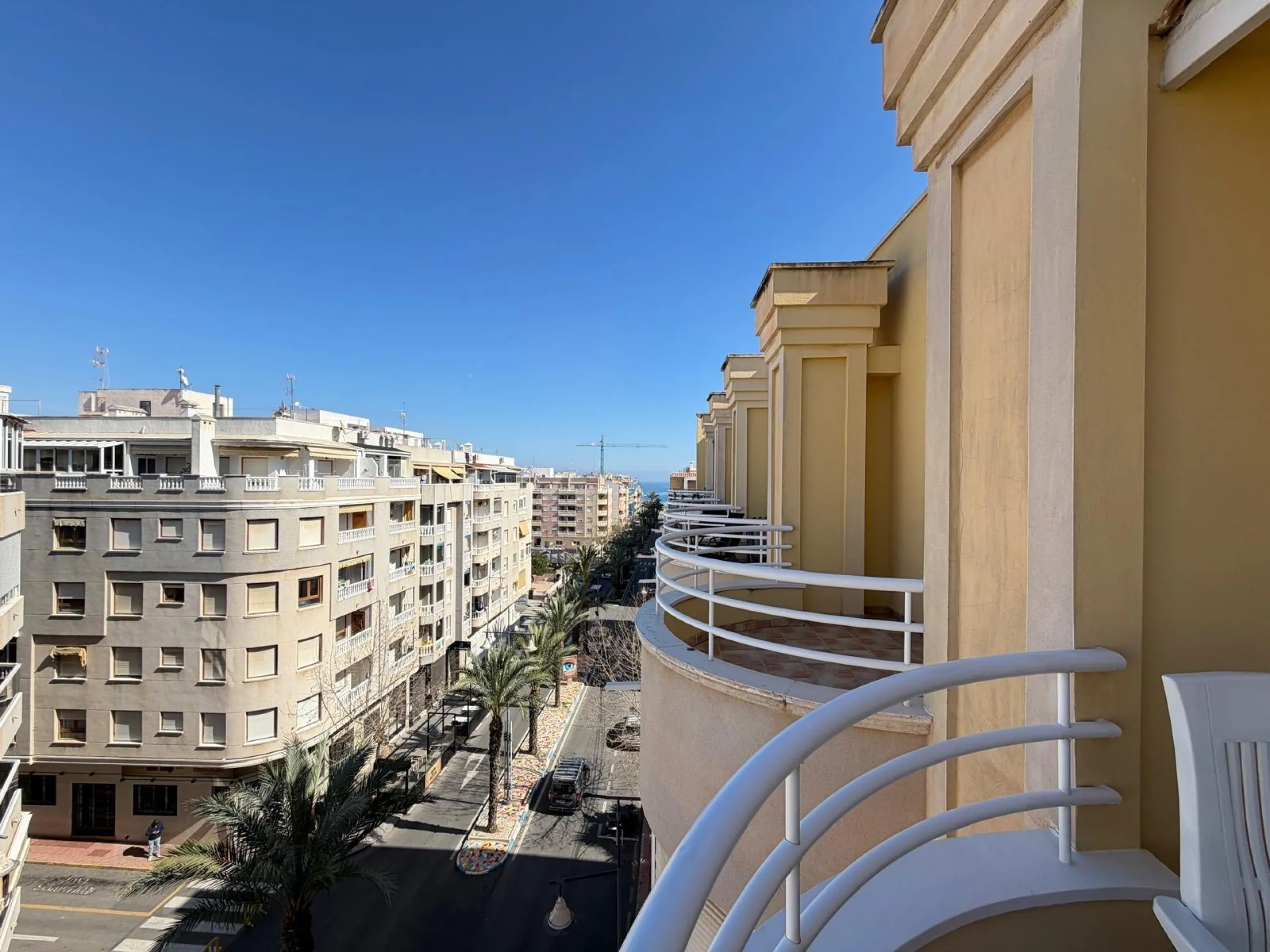 PENTHOUSE WITH SEA VIEWS ON AV. DE LAS HABANERAS WITH VERY LARGE GARAGE SPACE INCLUDED. 2 BEDROOMS. 1 BATHROOM. TOTAL AREA OF 72 M2.