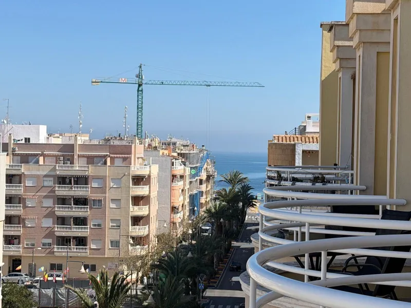 PENTHOUSE WITH SEA VIEWS ON AV. DE LAS HABANERAS WITH VERY LARGE GARAGE SPACE INCLUDED. 2 BEDROOMS. 1 BATHROOM. TOTAL AREA OF 72 M2.