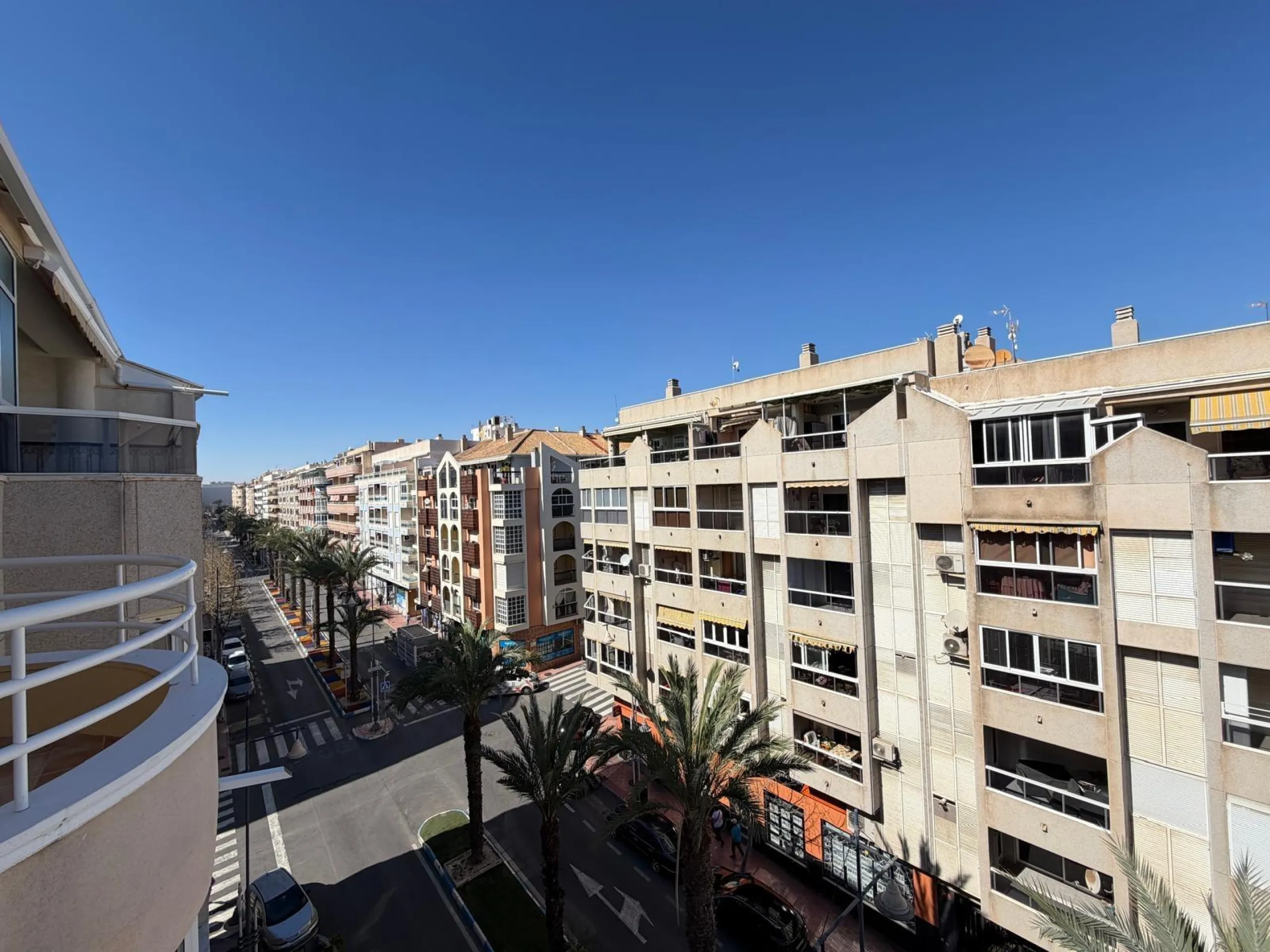 PENTHOUSE WITH SEA VIEWS ON AV. DE LAS HABANERAS WITH VERY LARGE GARAGE SPACE INCLUDED. 2 BEDROOMS. 1 BATHROOM. TOTAL AREA OF 72 M2.