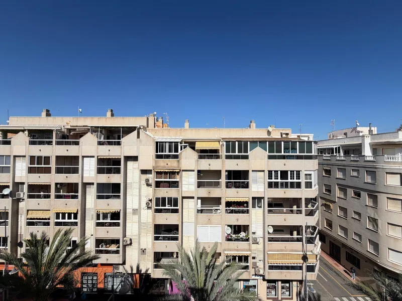 PENTHOUSE WITH SEA VIEWS ON AV. DE LAS HABANERAS WITH VERY LARGE GARAGE SPACE INCLUDED. 2 BEDROOMS. 1 BATHROOM. TOTAL AREA OF 72 M2.