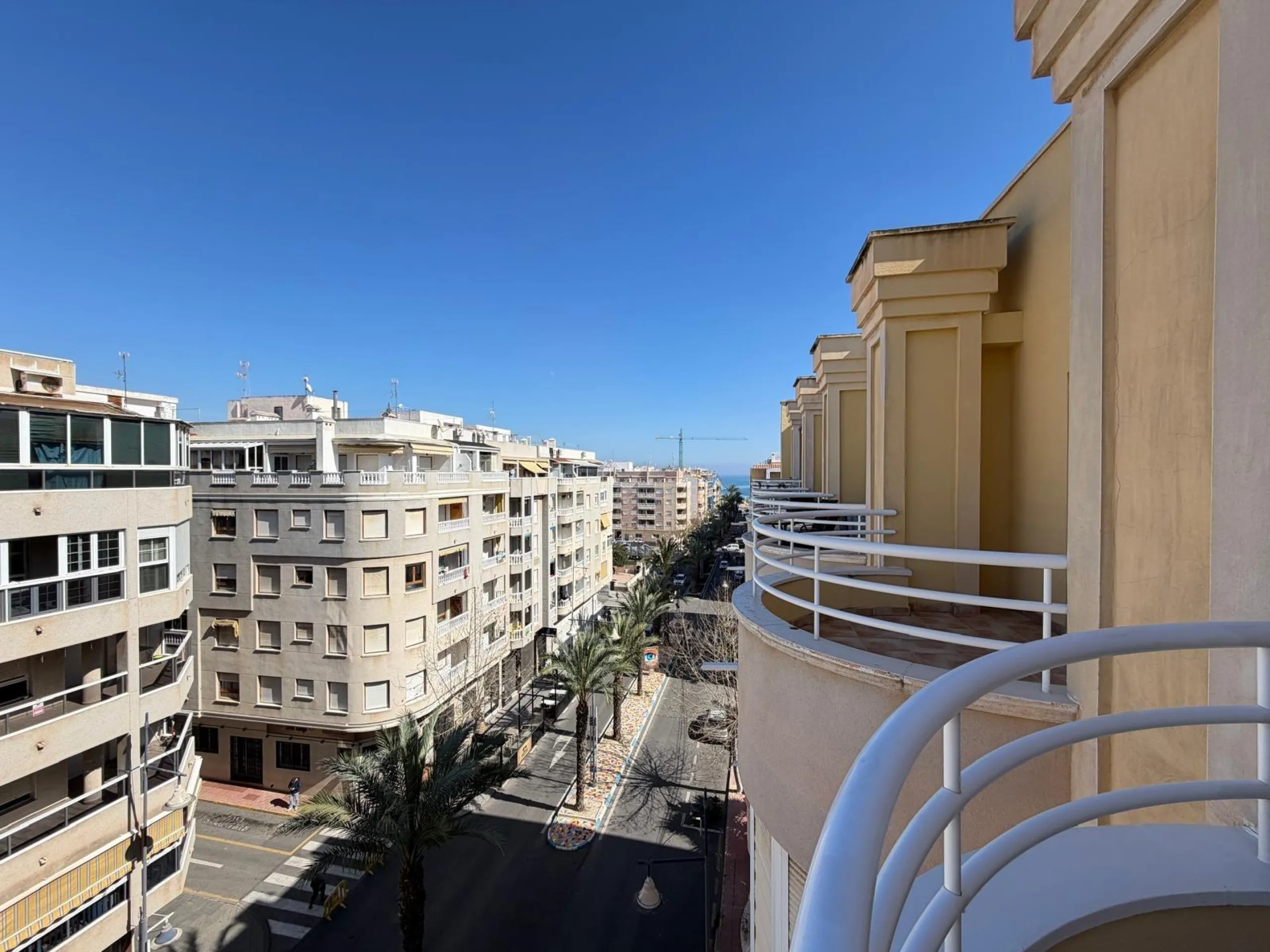 PENTHOUSE WITH SEA VIEWS ON AV. DE LAS HABANERAS WITH VERY LARGE GARAGE SPACE INCLUDED. 2 BEDROOMS. 1 BATHROOM. TOTAL AREA OF 72 M2.
