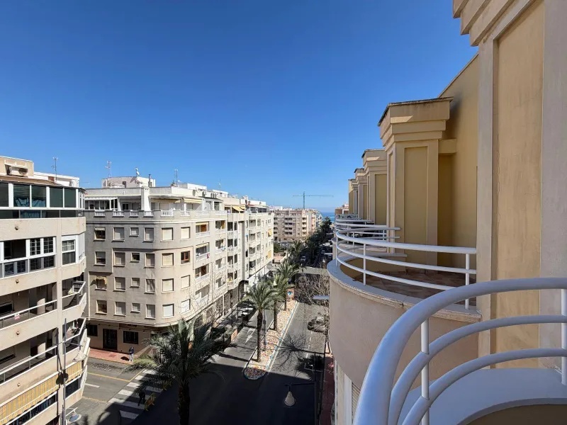 PENTHOUSE WITH SEA VIEWS ON AV. DE LAS HABANERAS WITH VERY LARGE GARAGE SPACE INCLUDED. 2 BEDROOMS. 1 BATHROOM. TOTAL AREA OF 72 M2.