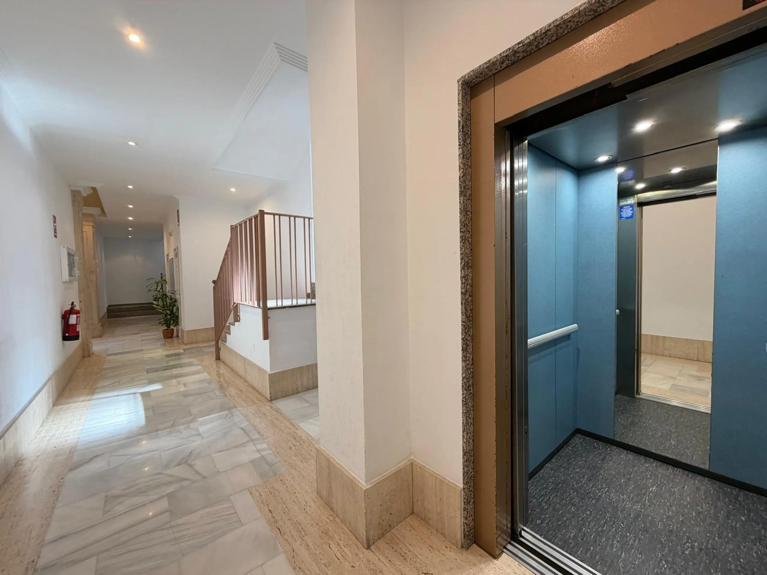 PENTHOUSE WITH SEA VIEWS ON AV. DE LAS HABANERAS WITH VERY LARGE GARAGE SPACE INCLUDED. 2 BEDROOMS. 1 BATHROOM. TOTAL AREA OF 72 M2.