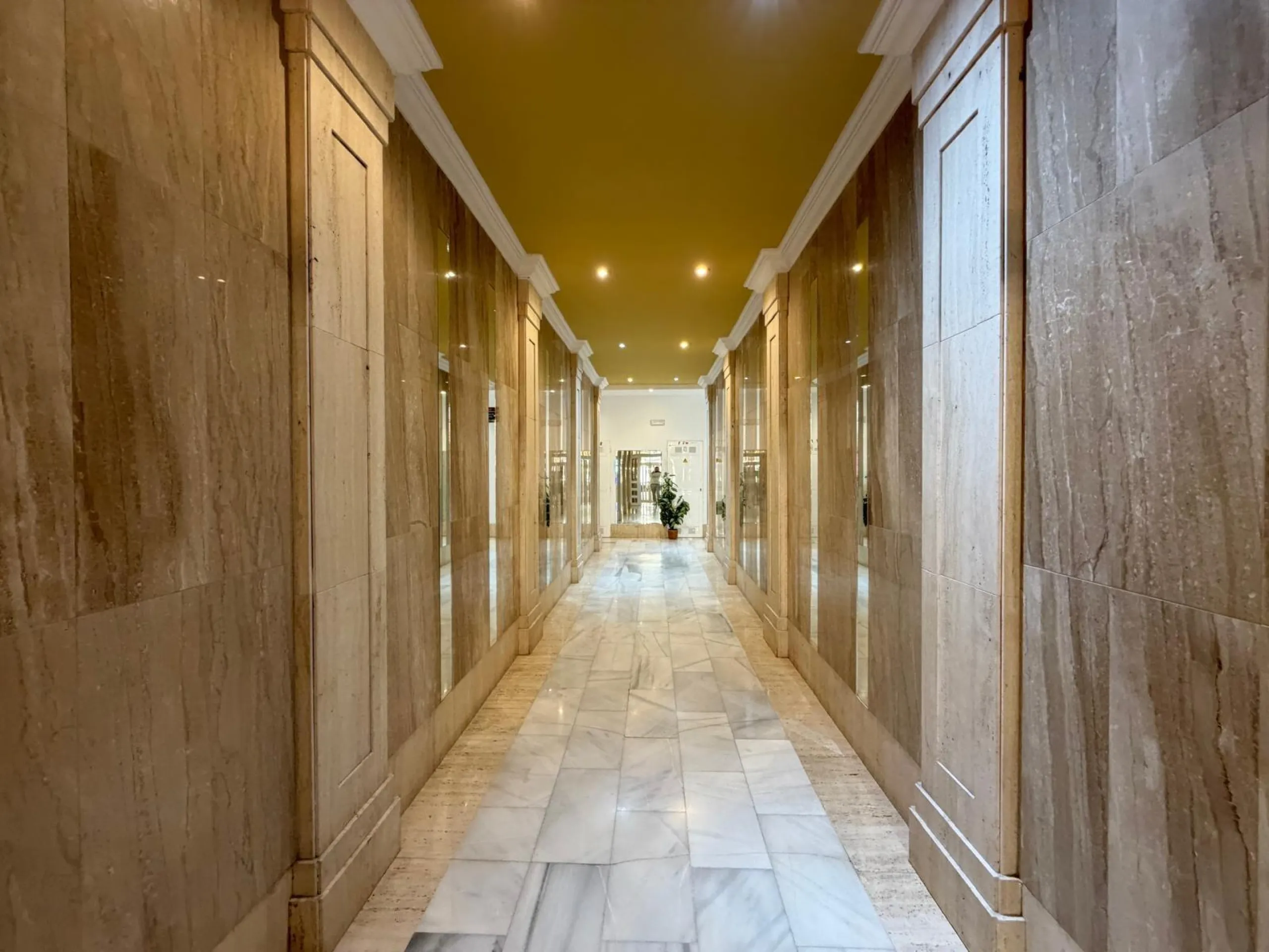 PENTHOUSE WITH SEA VIEWS ON AV. DE LAS HABANERAS WITH VERY LARGE GARAGE SPACE INCLUDED. 2 BEDROOMS. 1 BATHROOM. TOTAL AREA OF 72 M2.