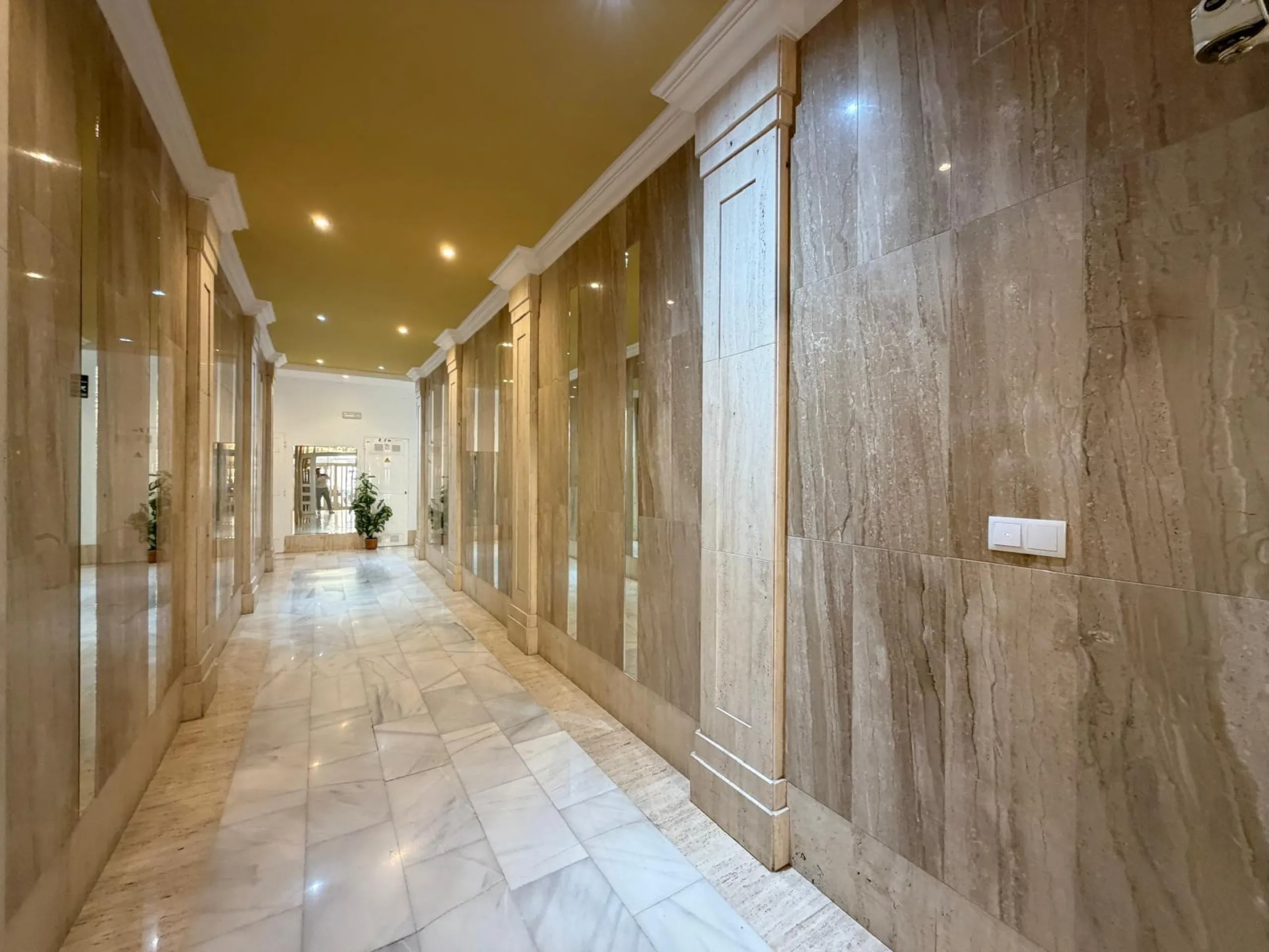 PENTHOUSE WITH SEA VIEWS ON AV. DE LAS HABANERAS WITH VERY LARGE GARAGE SPACE INCLUDED. 2 BEDROOMS. 1 BATHROOM. TOTAL AREA OF 72 M2.