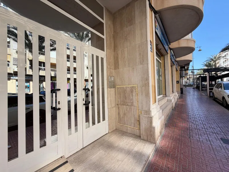 PENTHOUSE WITH SEA VIEWS ON AV. DE LAS HABANERAS WITH VERY LARGE GARAGE SPACE INCLUDED. 2 BEDROOMS. 1 BATHROOM. TOTAL AREA OF 72 M2.