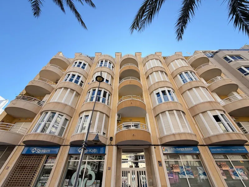 PENTHOUSE WITH SEA VIEWS ON AV. DE LAS HABANERAS WITH VERY LARGE GARAGE SPACE INCLUDED. 2 BEDROOMS. 1 BATHROOM. TOTAL AREA OF 72 M2.