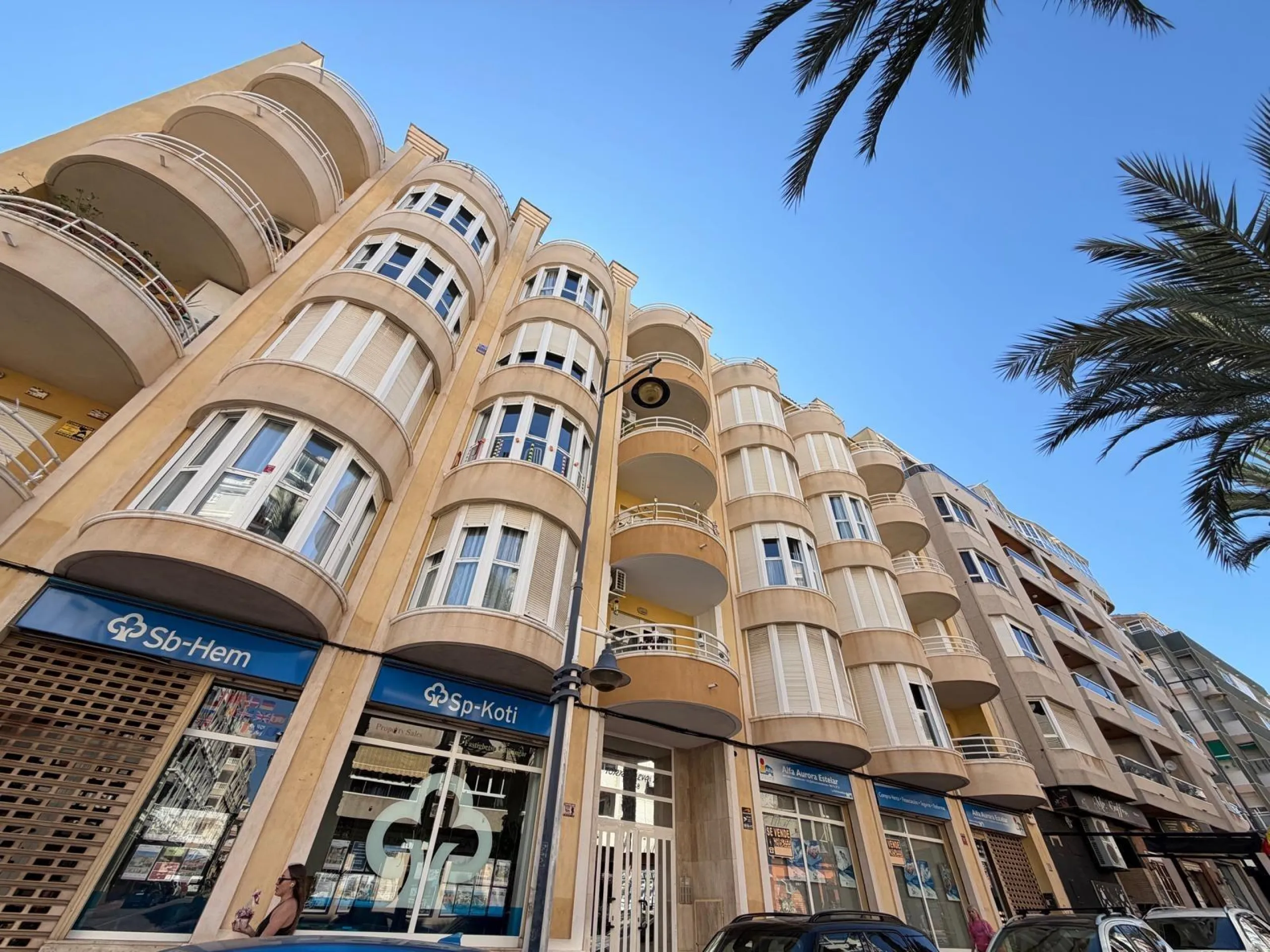 PENTHOUSE WITH SEA VIEWS ON AV. DE LAS HABANERAS WITH VERY LARGE GARAGE SPACE INCLUDED. 2 BEDROOMS. 1 BATHROOM. TOTAL AREA OF 72 M2.