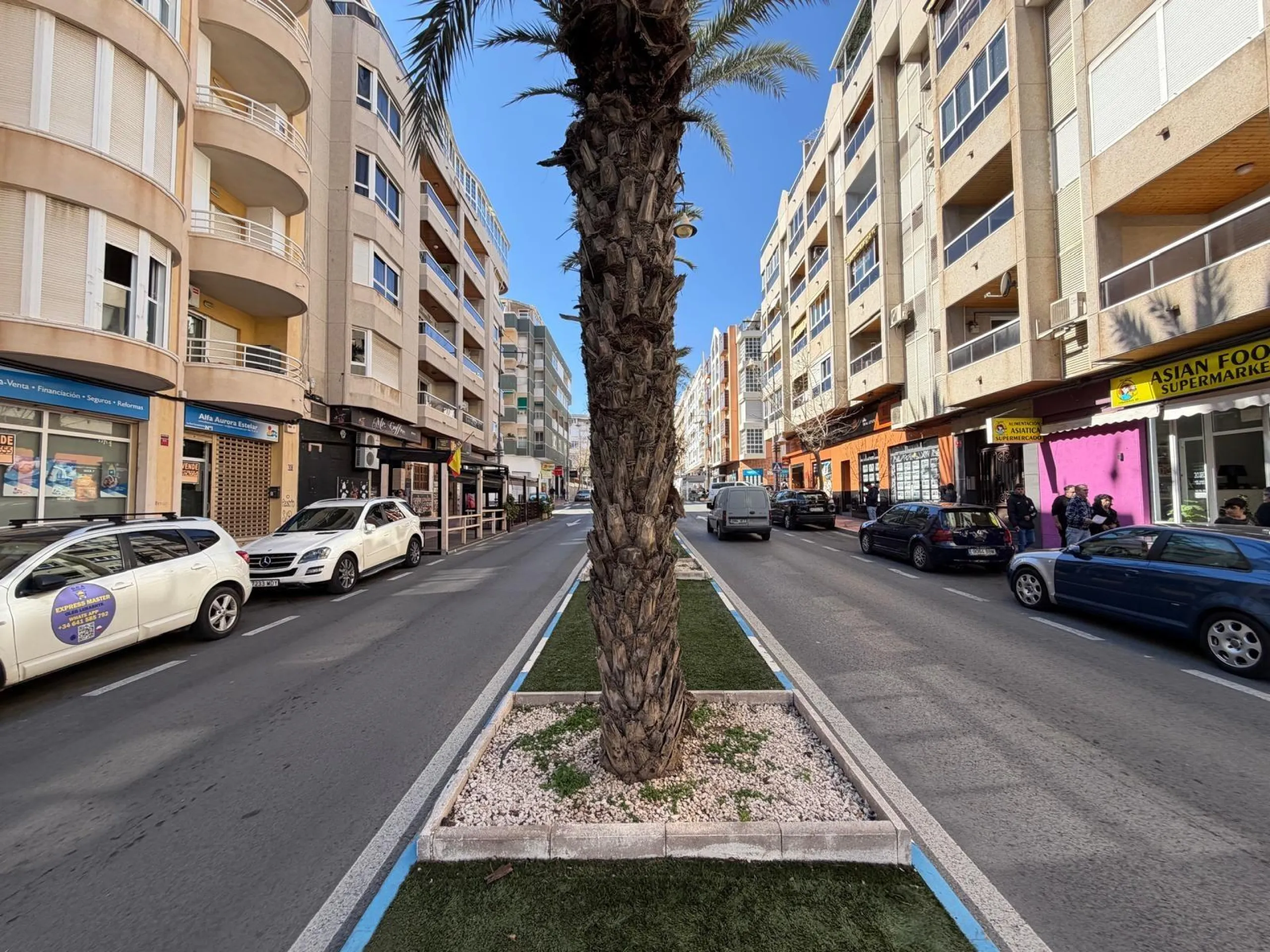 PENTHOUSE WITH SEA VIEWS ON AV. DE LAS HABANERAS WITH VERY LARGE GARAGE SPACE INCLUDED. 2 BEDROOMS. 1 BATHROOM. TOTAL AREA OF 72 M2.