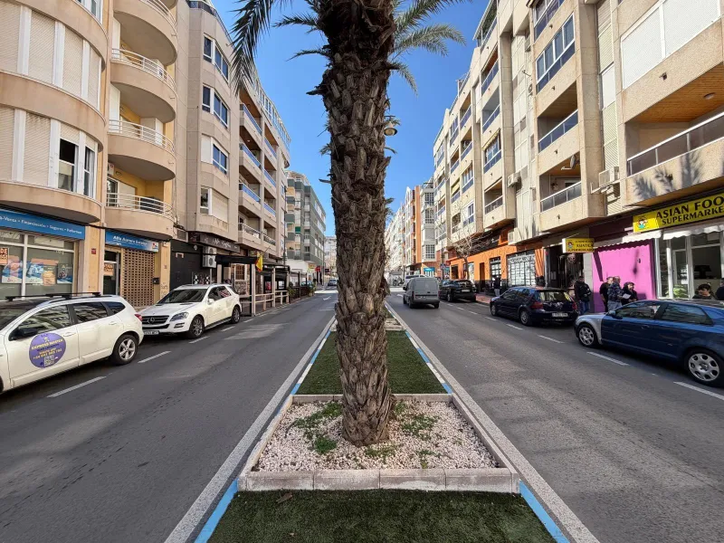 PENTHOUSE WITH SEA VIEWS ON AV. DE LAS HABANERAS WITH VERY LARGE GARAGE SPACE INCLUDED. 2 BEDROOMS. 1 BATHROOM. TOTAL AREA OF 72 M2.