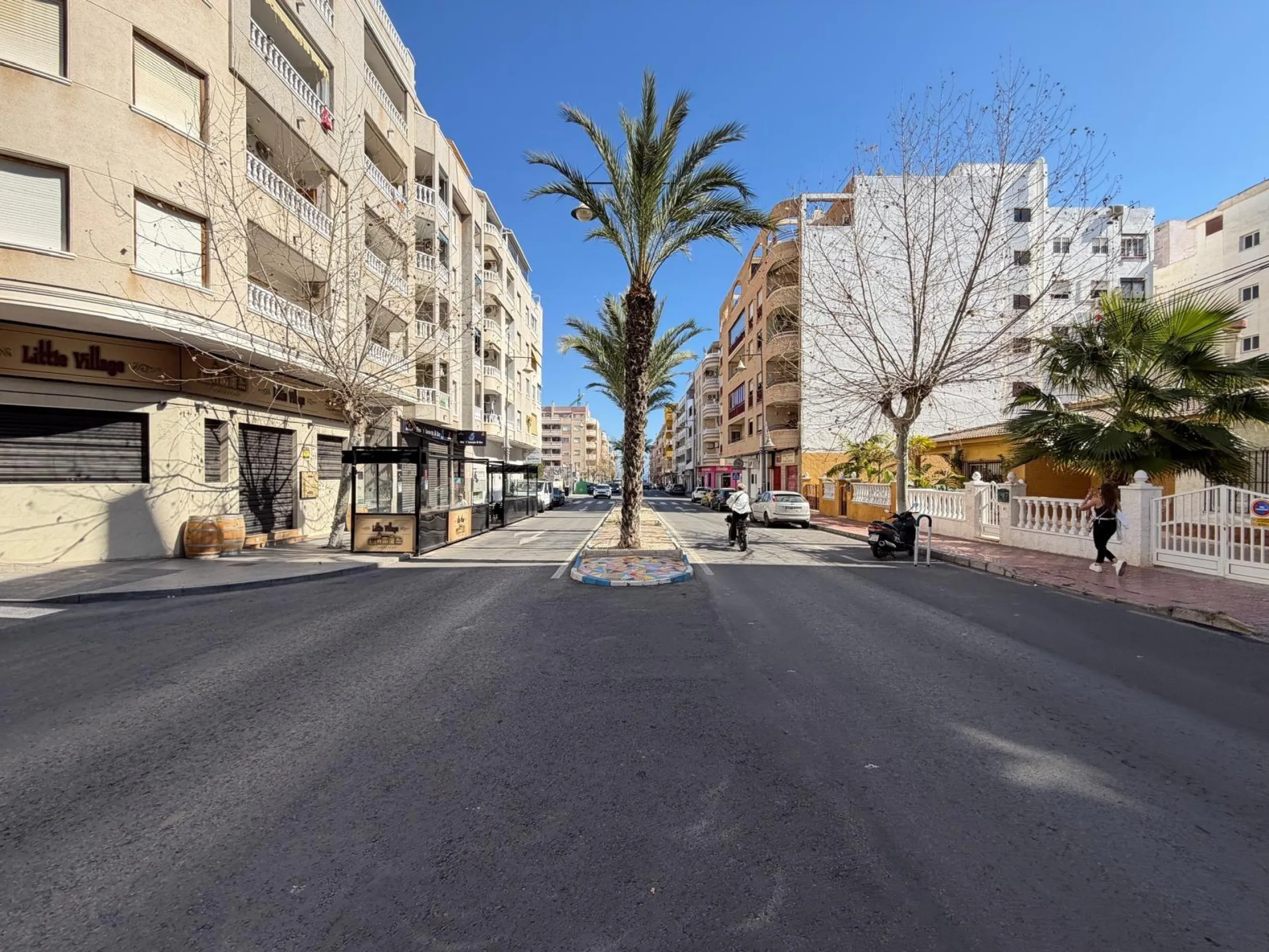 PENTHOUSE WITH SEA VIEWS ON AV. DE LAS HABANERAS WITH VERY LARGE GARAGE SPACE INCLUDED. 2 BEDROOMS. 1 BATHROOM. TOTAL AREA OF 72 M2.