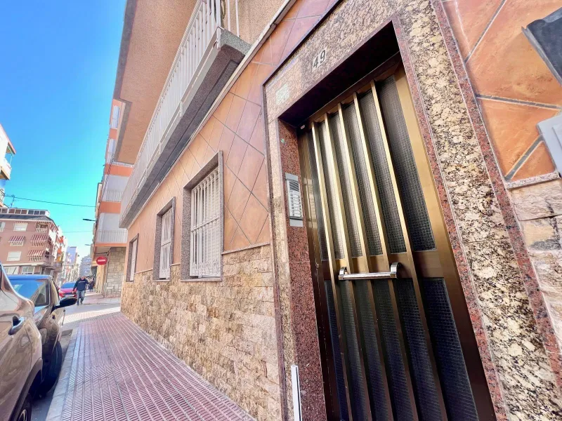 ESPACIOSA VIVIENDA A ESCASOS 350m DEL PUERTO DE SANTA POLA