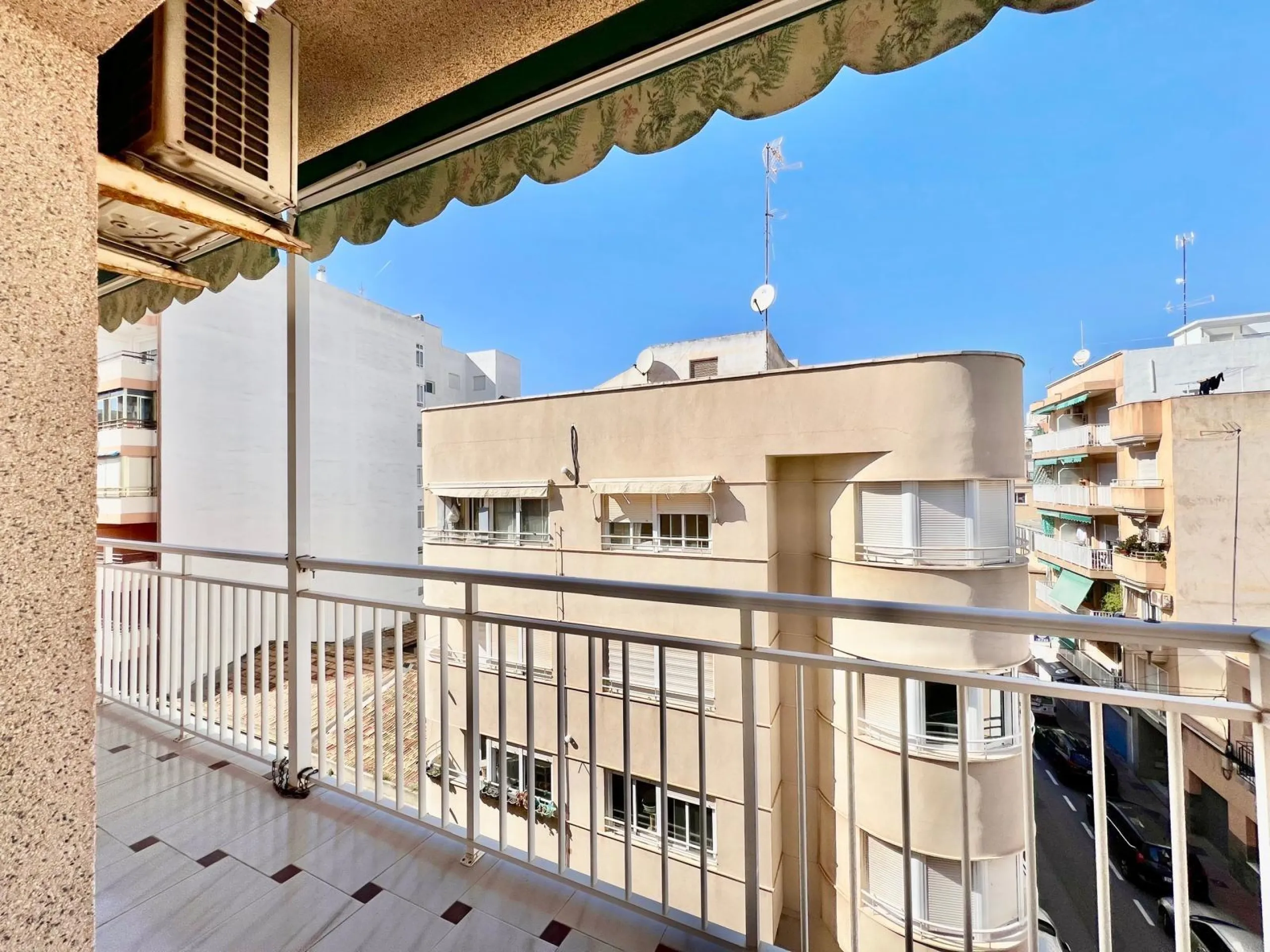 ESPACIOSA VIVIENDA A ESCASOS 350m DEL PUERTO DE SANTA POLA