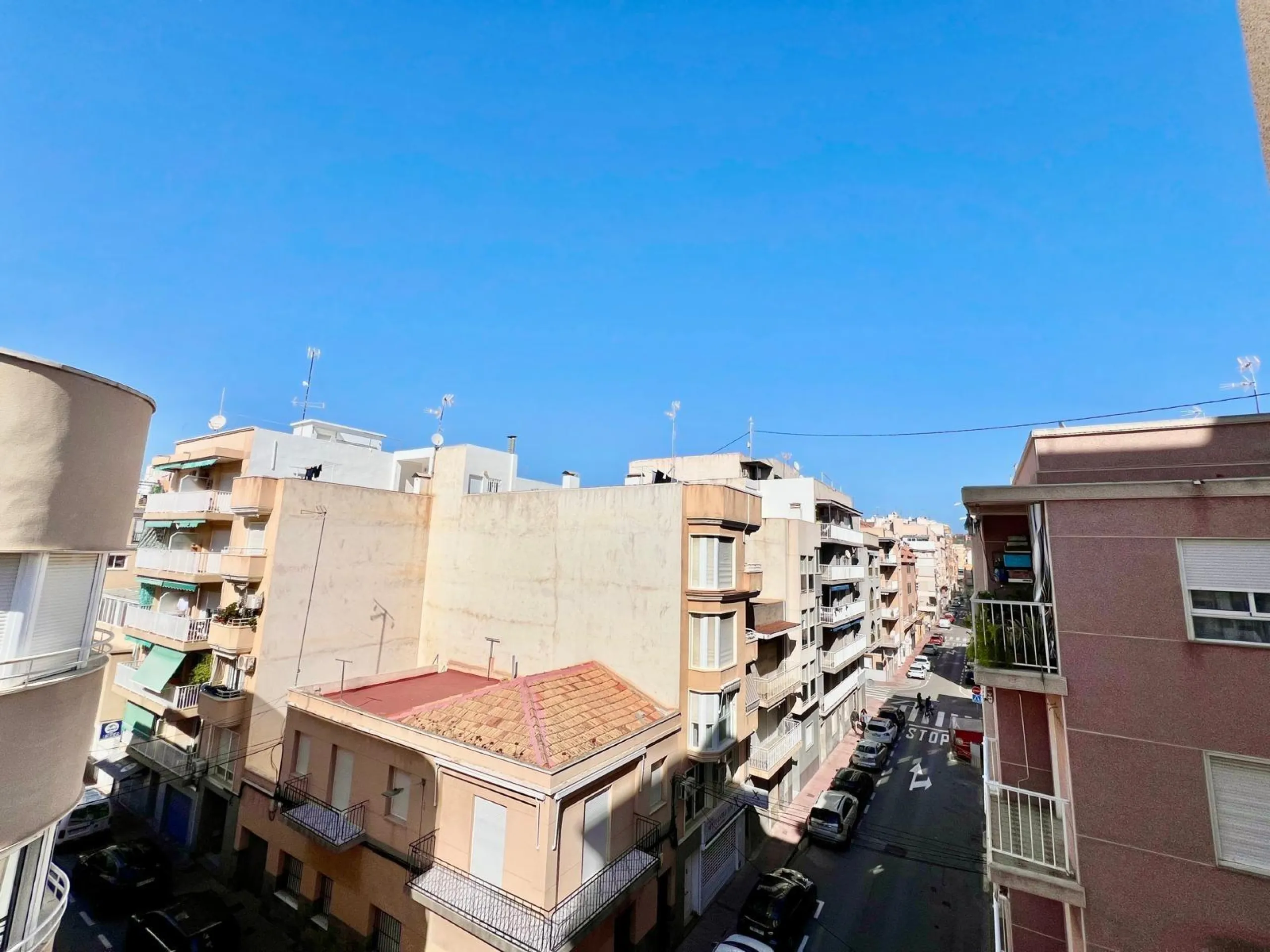 ESPACIOSA VIVIENDA A ESCASOS 350m DEL PUERTO DE SANTA POLA
