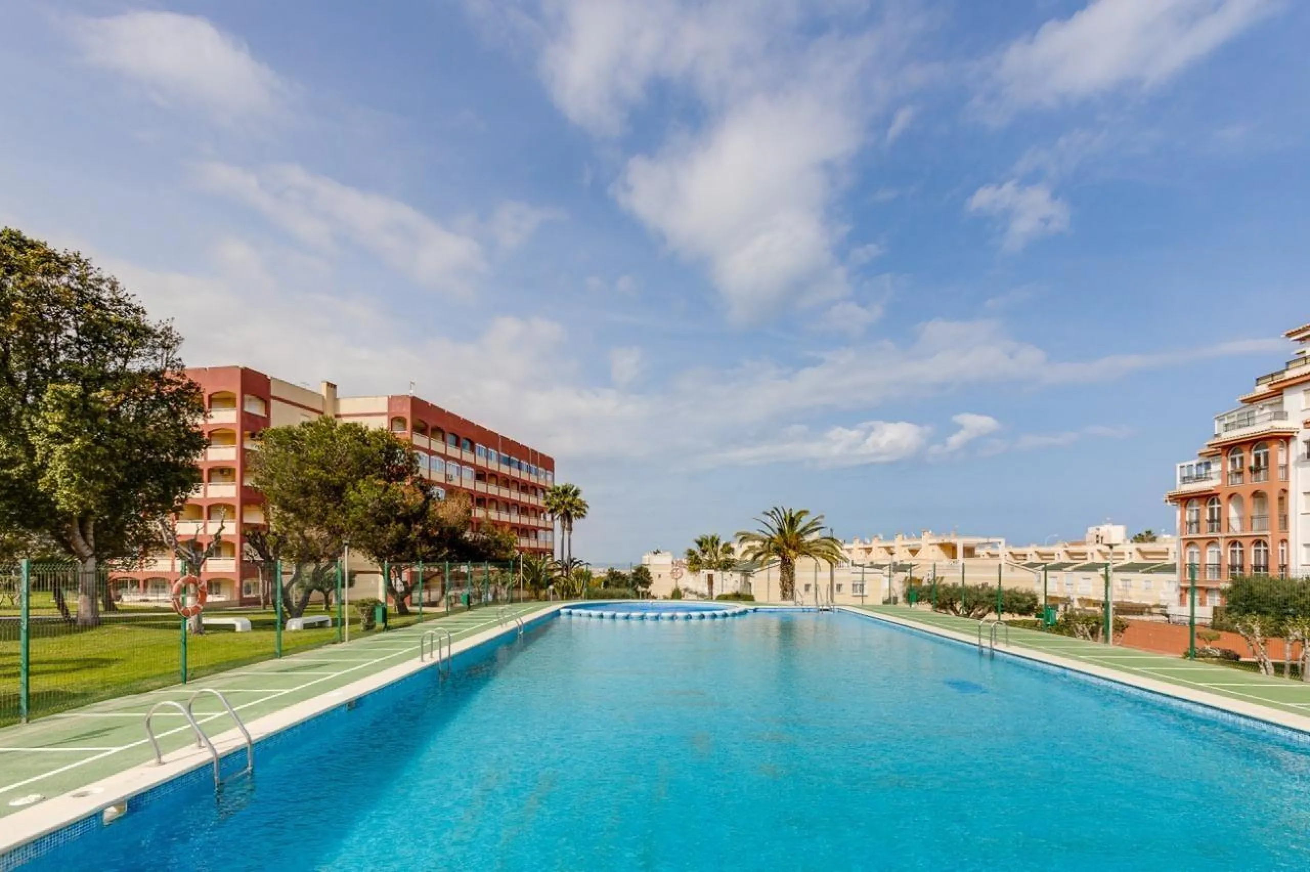 IMPECABLE VIVIENDA DE 2 HABITACIONES CON VISTAS DESPEJADAS + PISCINA EN TORREBLANCA
