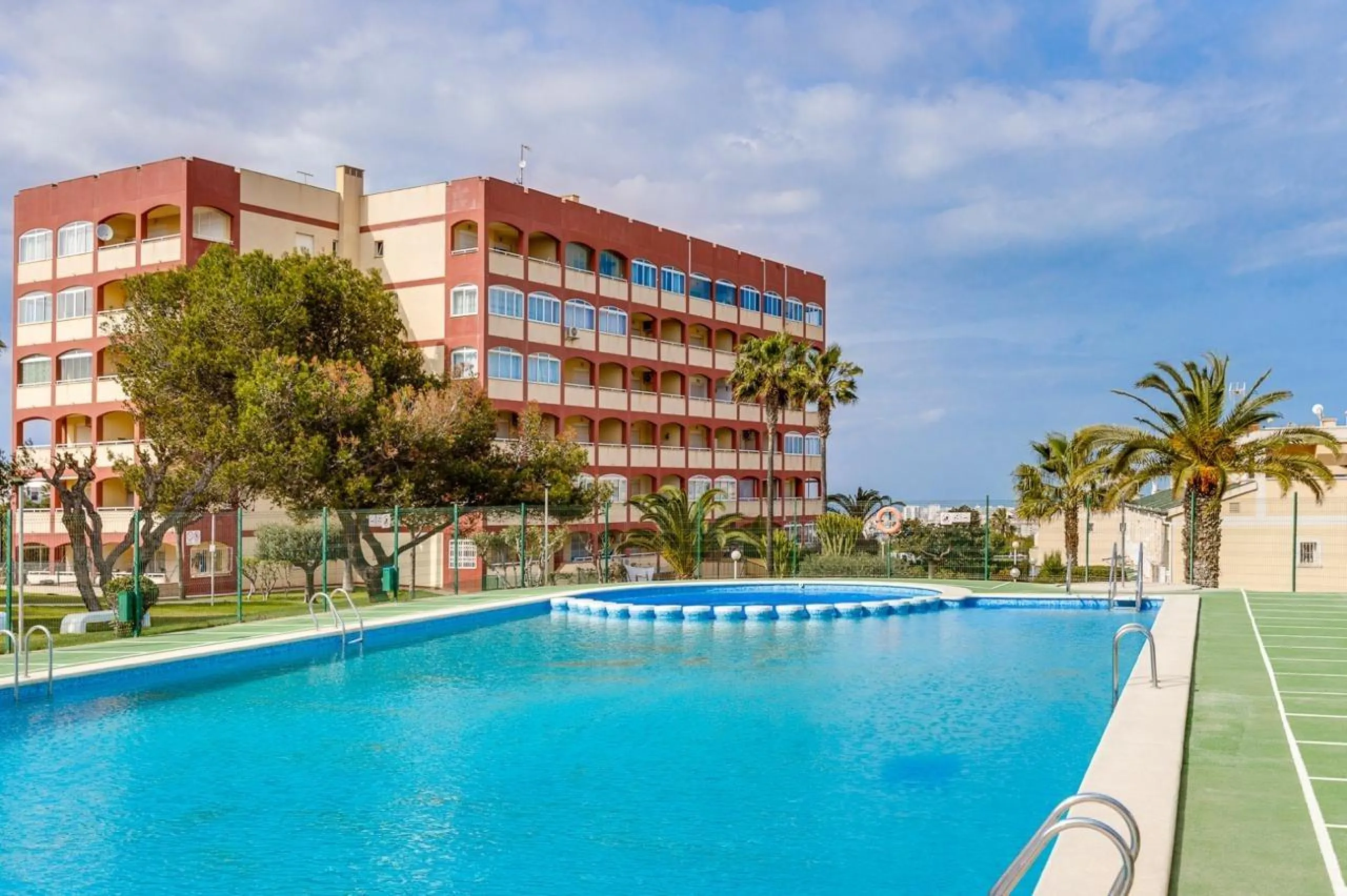 IMPECABLE VIVIENDA DE 2 HABITACIONES CON VISTAS DESPEJADAS + PISCINA EN TORREBLANCA
