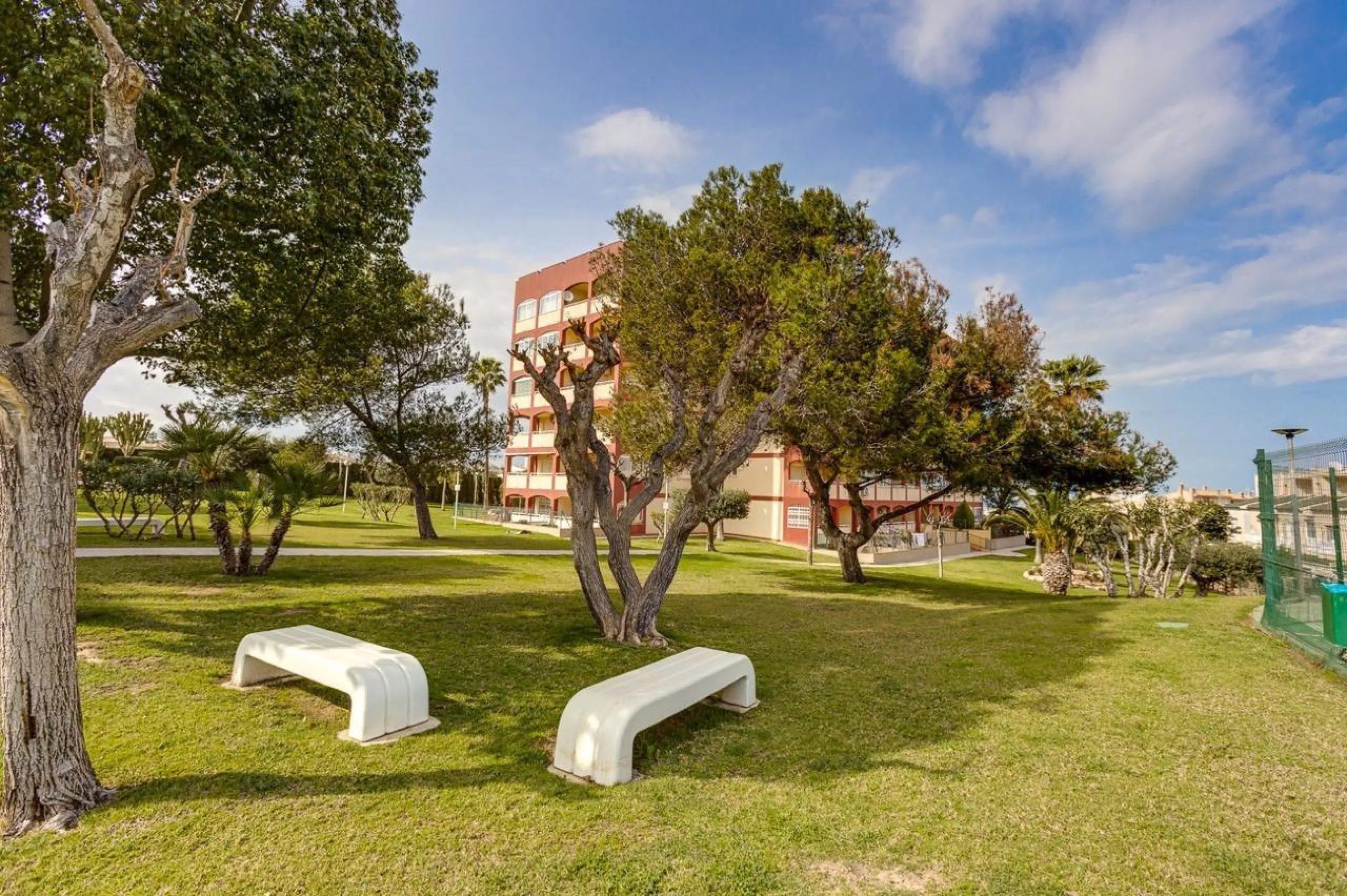 IMPECABLE VIVIENDA DE 2 HABITACIONES CON VISTAS DESPEJADAS + PISCINA EN TORREBLANCA
