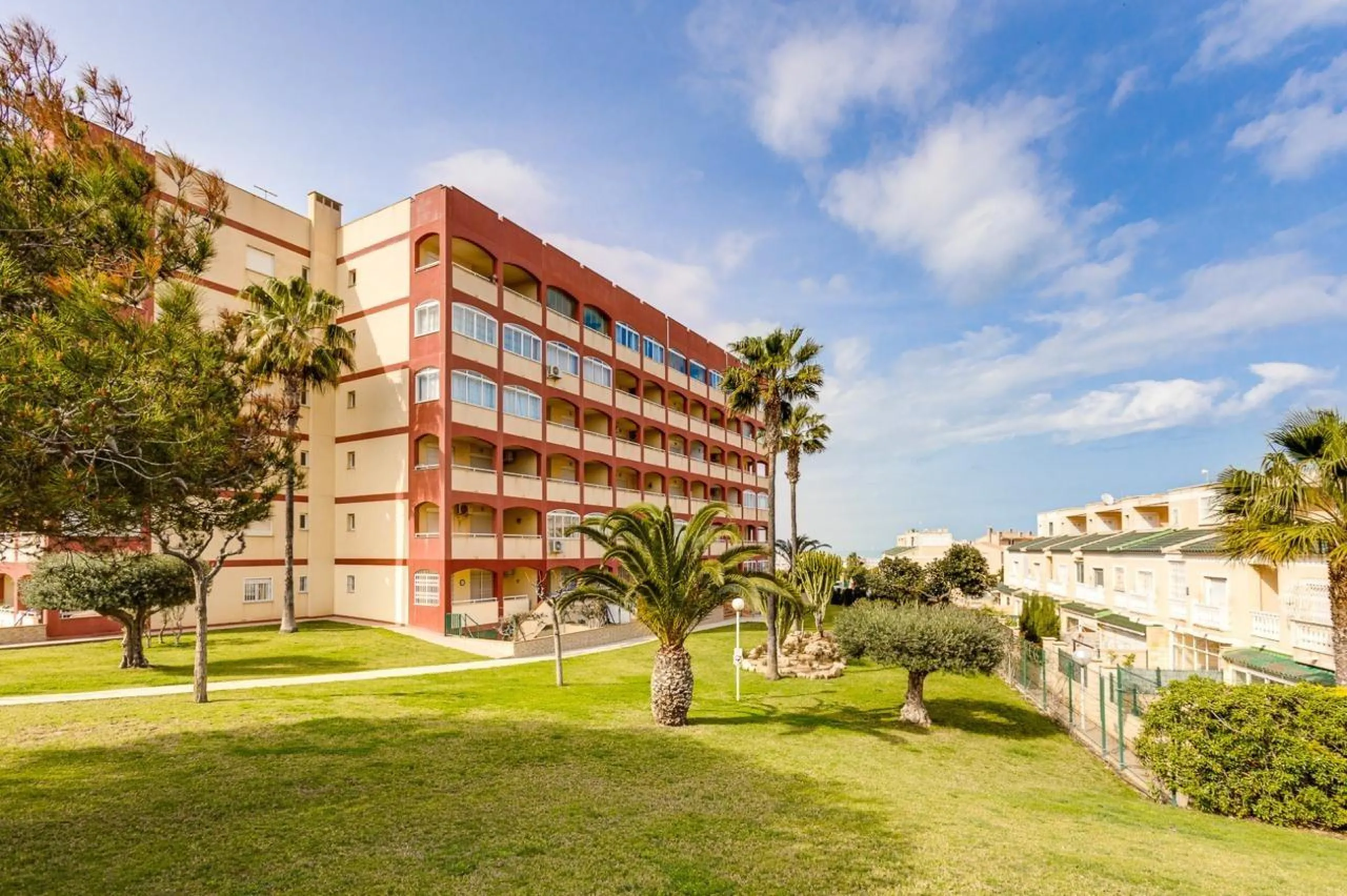 IMPECABLE VIVIENDA DE 2 HABITACIONES CON VISTAS DESPEJADAS + PISCINA EN TORREBLANCA