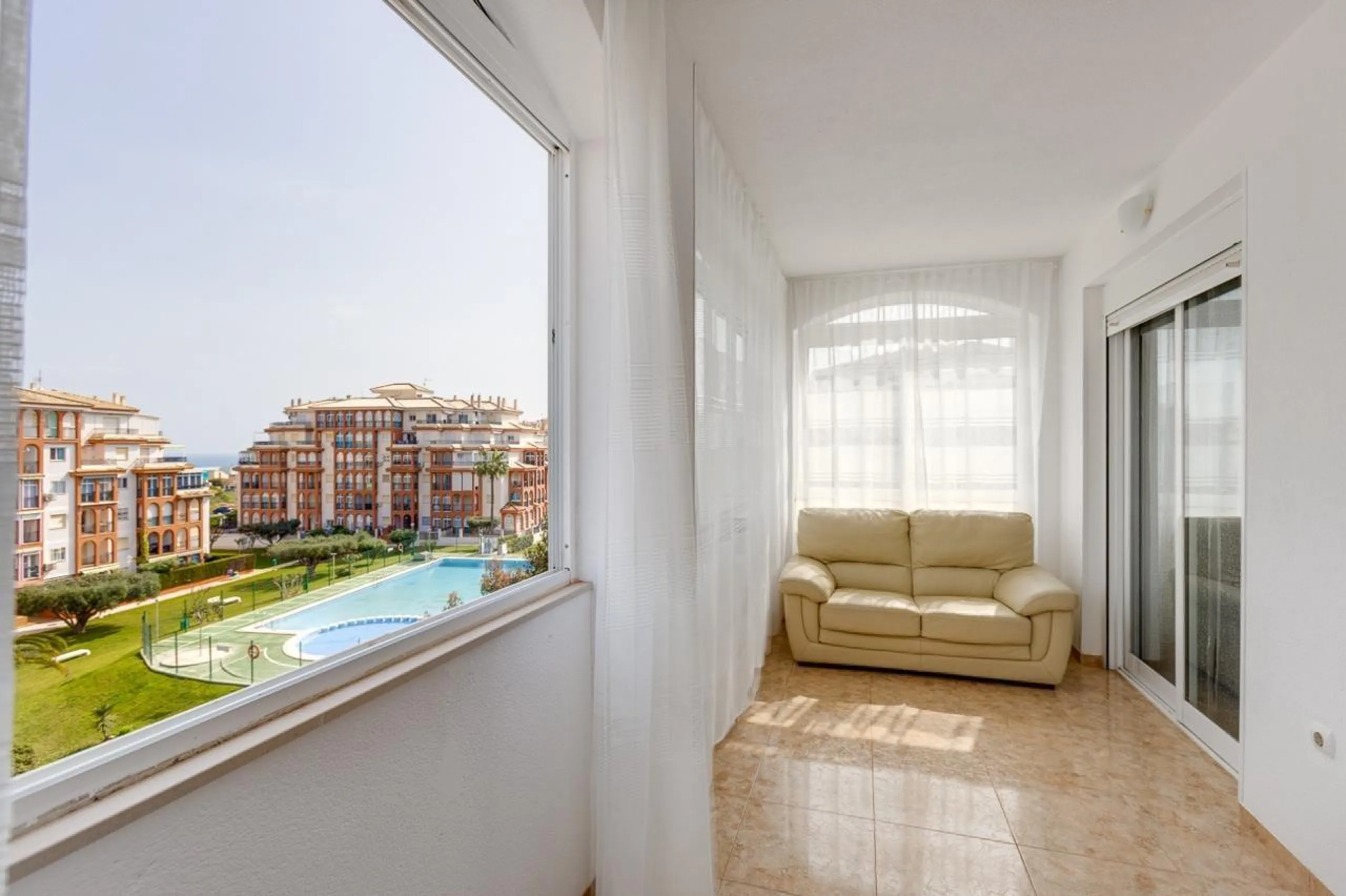 IMPECABLE VIVIENDA DE 2 HABITACIONES CON VISTAS DESPEJADAS + PISCINA EN TORREBLANCA