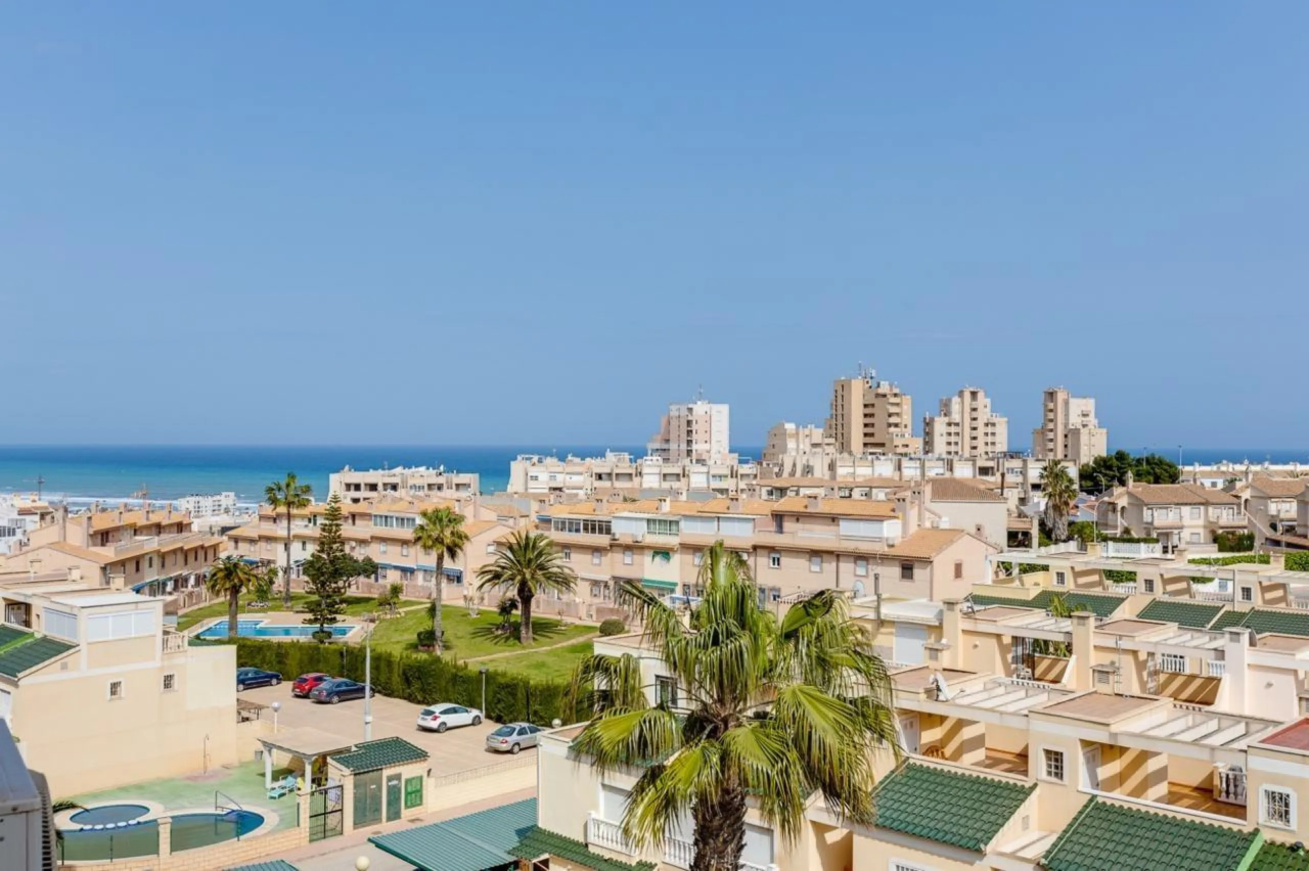 IMPECABLE VIVIENDA DE 2 HABITACIONES CON VISTAS DESPEJADAS + PISCINA EN TORREBLANCA