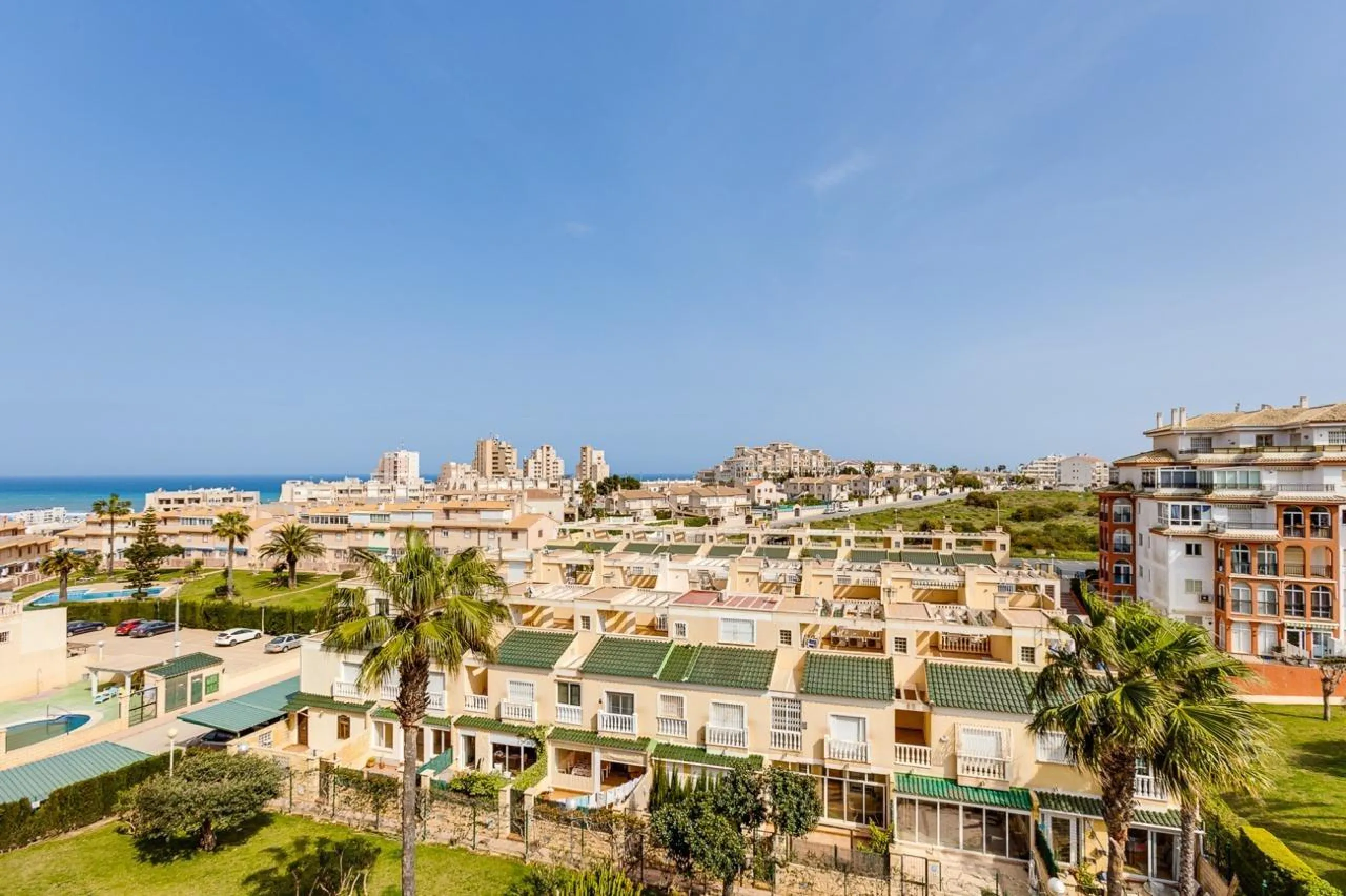 IMPECABLE VIVIENDA DE 2 HABITACIONES CON VISTAS DESPEJADAS + PISCINA EN TORREBLANCA