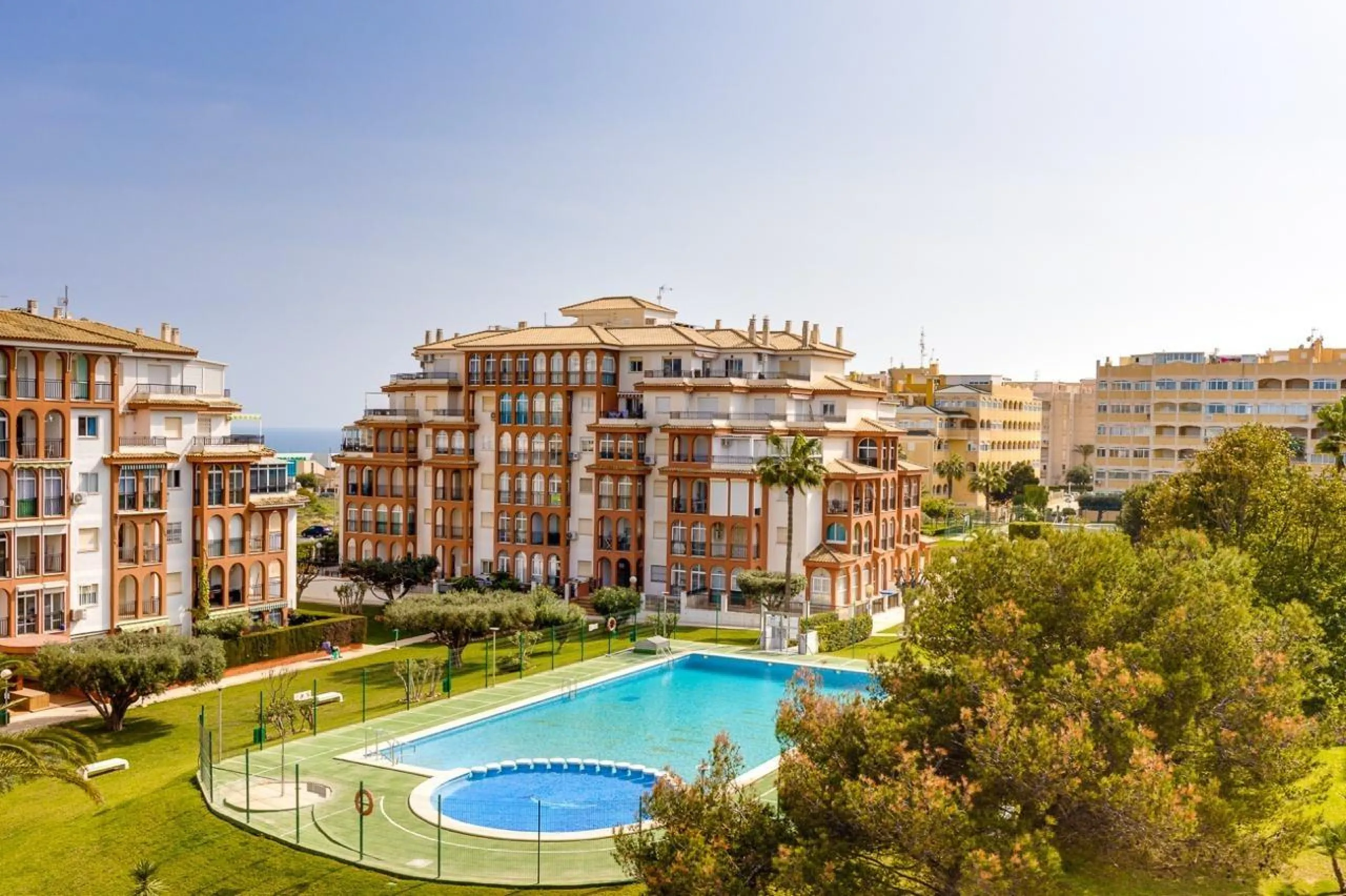 IMPECABLE VIVIENDA DE 2 HABITACIONES CON VISTAS DESPEJADAS + PISCINA EN TORREBLANCA