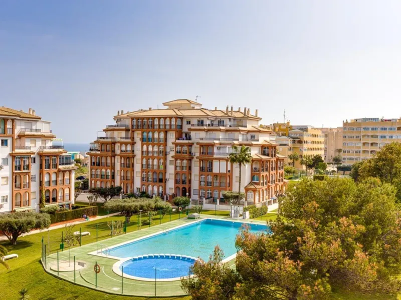 IMPECABLE VIVIENDA DE 2 HABITACIONES CON VISTAS DESPEJADAS + PISCINA EN TORREBLANCA