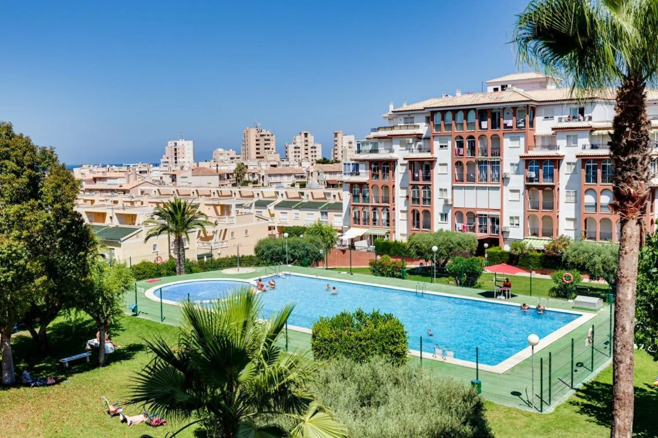 IMPECABLE VIVIENDA DE 2 HABITACIONES CON VISTAS DESPEJADAS + PISCINA EN TORREBLANCA