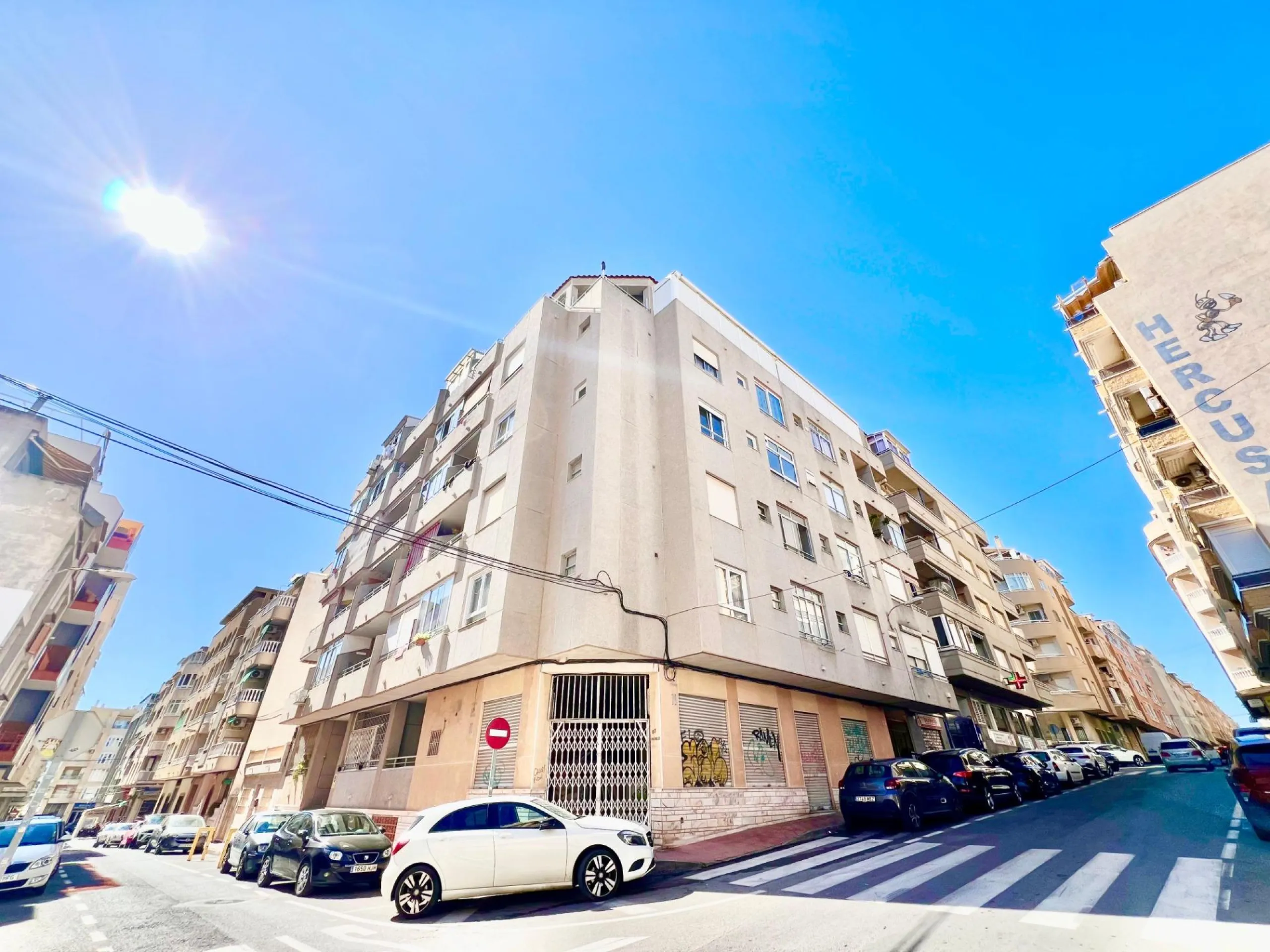 ÁTICO DE 1 HABITACIÓN CON AMPLIA TERRAZA Y VISTAS DESPEJADAS, A 550m DE LA PLAYA