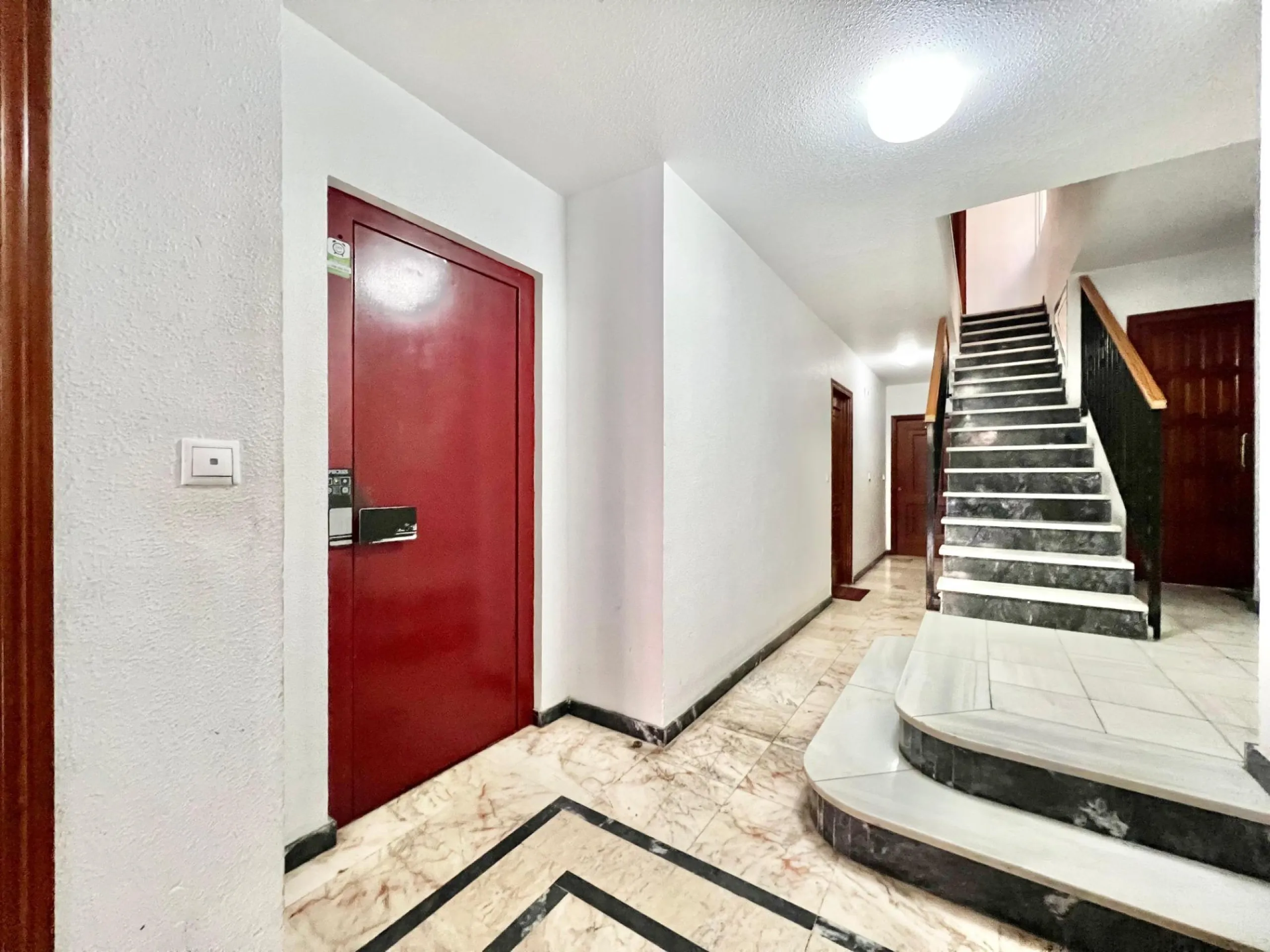 ÁTICO DE 1 HABITACIÓN CON AMPLIA TERRAZA Y VISTAS DESPEJADAS, A 550m DE LA PLAYA