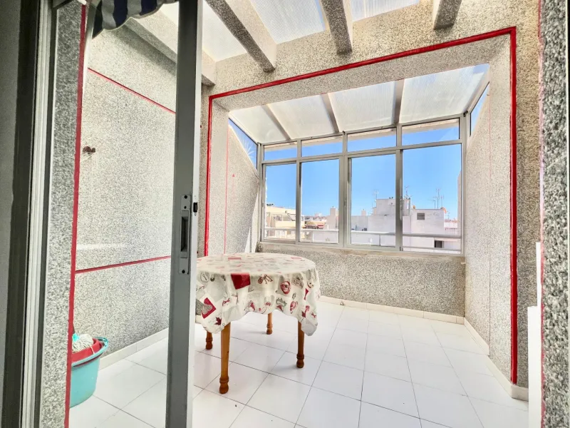ÁTICO DE 1 HABITACIÓN CON AMPLIA TERRAZA Y VISTAS DESPEJADAS, A 550m DE LA PLAYA