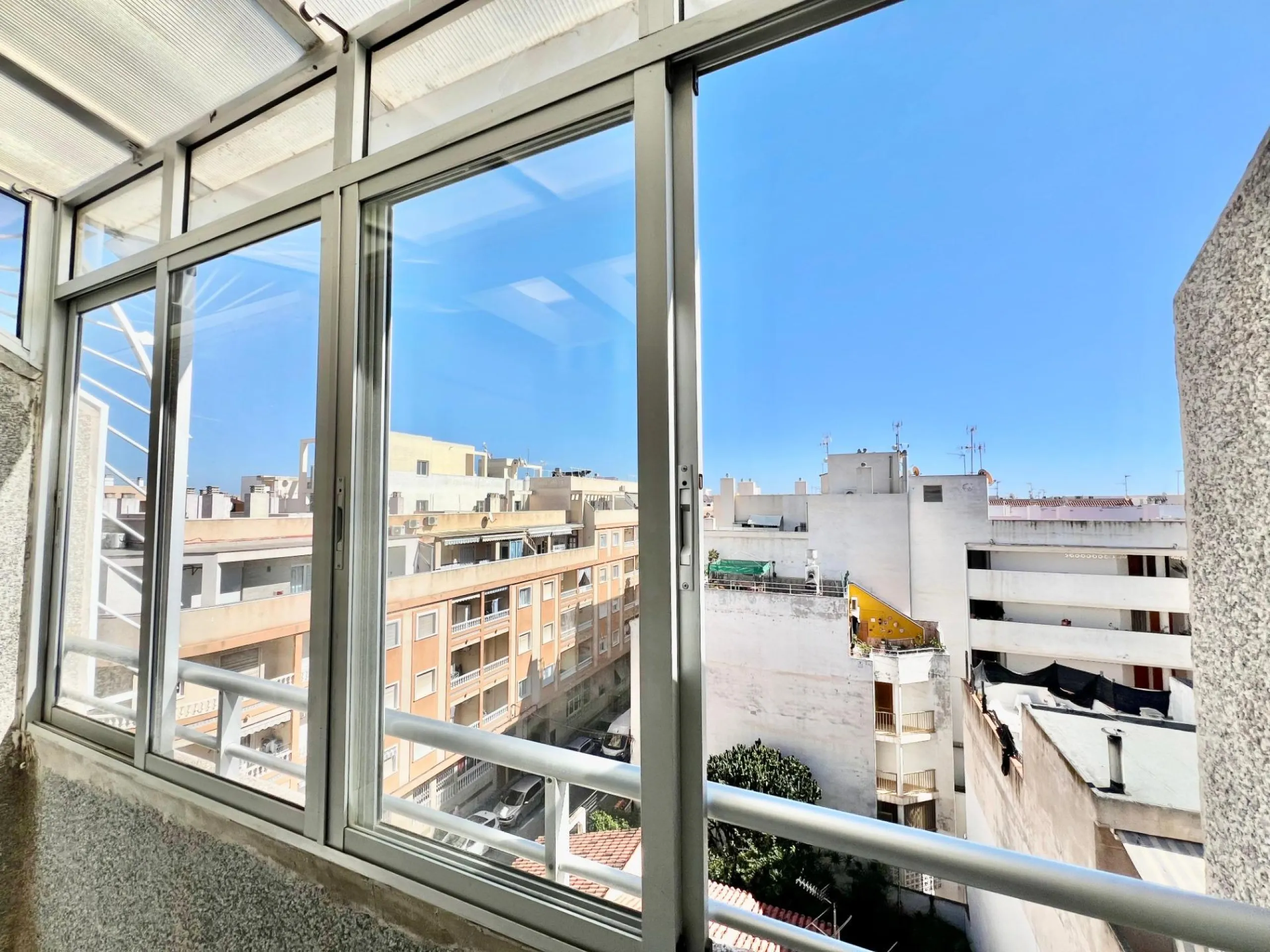 ÁTICO DE 1 HABITACIÓN CON AMPLIA TERRAZA Y VISTAS DESPEJADAS, A 550m DE LA PLAYA