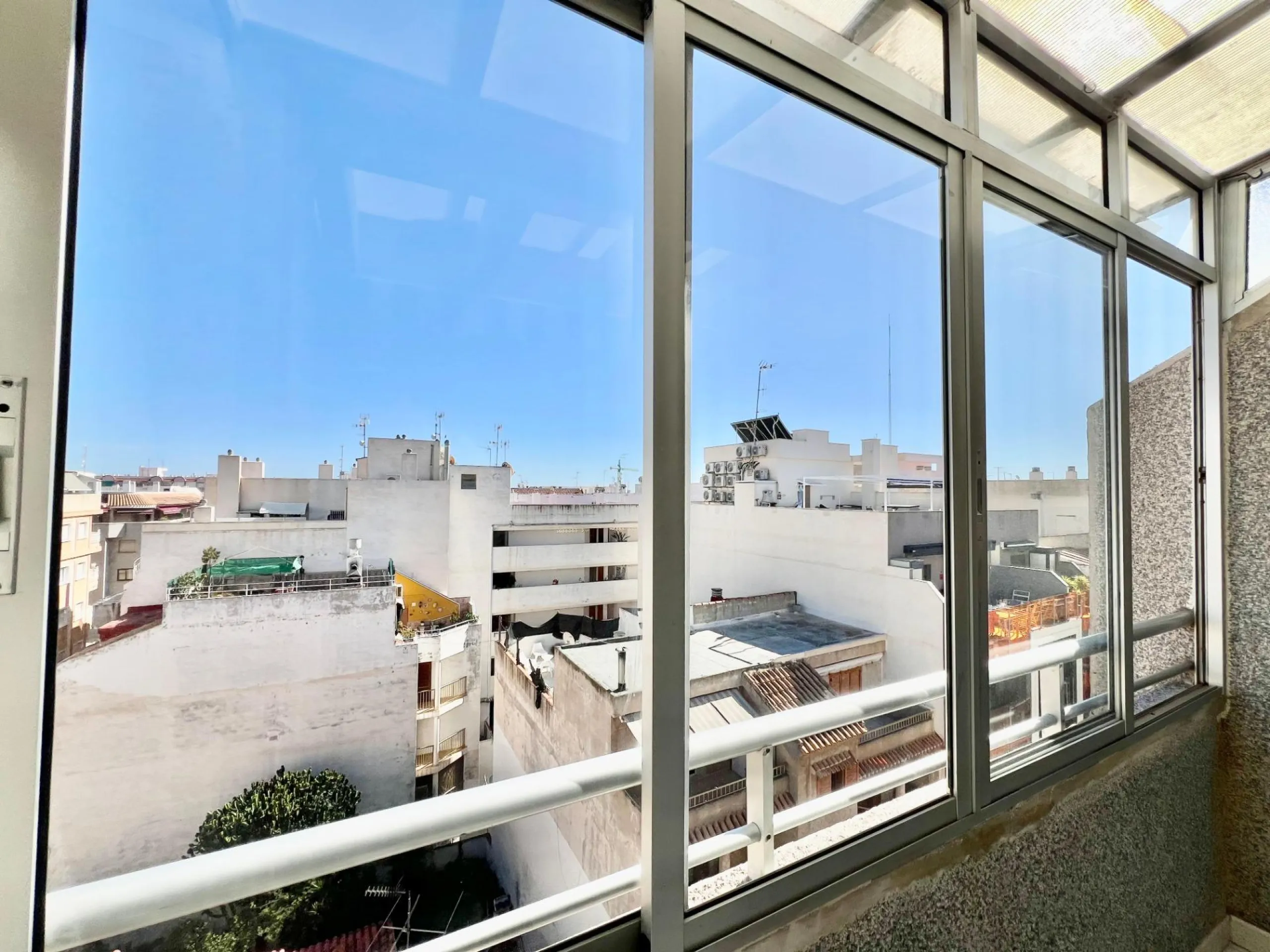 ÁTICO DE 1 HABITACIÓN CON AMPLIA TERRAZA Y VISTAS DESPEJADAS, A 550m DE LA PLAYA