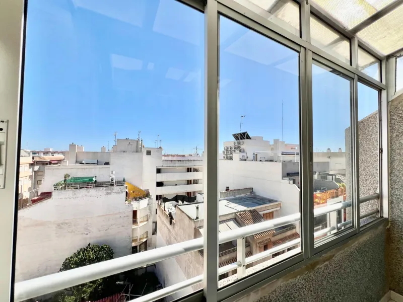 ÁTICO DE 1 HABITACIÓN CON AMPLIA TERRAZA Y VISTAS DESPEJADAS, A 550m DE LA PLAYA