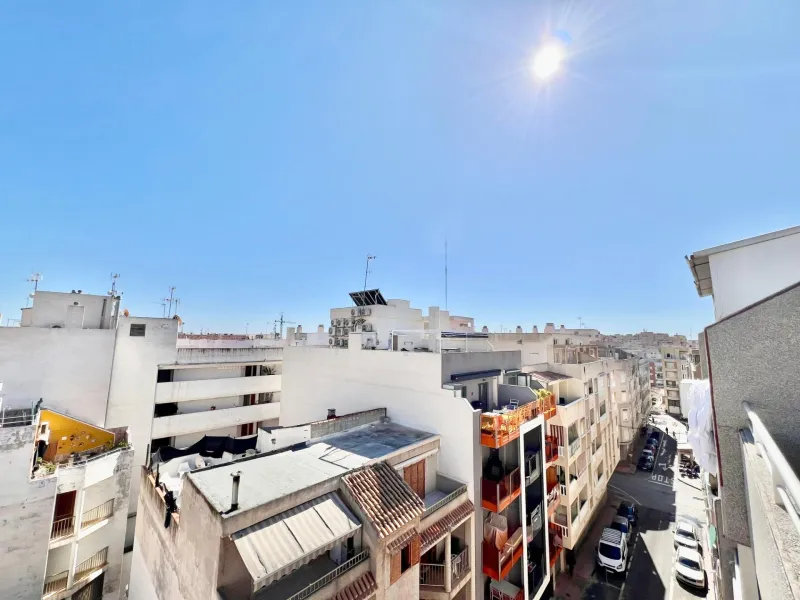 ÁTICO DE 1 HABITACIÓN CON AMPLIA TERRAZA Y VISTAS DESPEJADAS, A 550m DE LA PLAYA