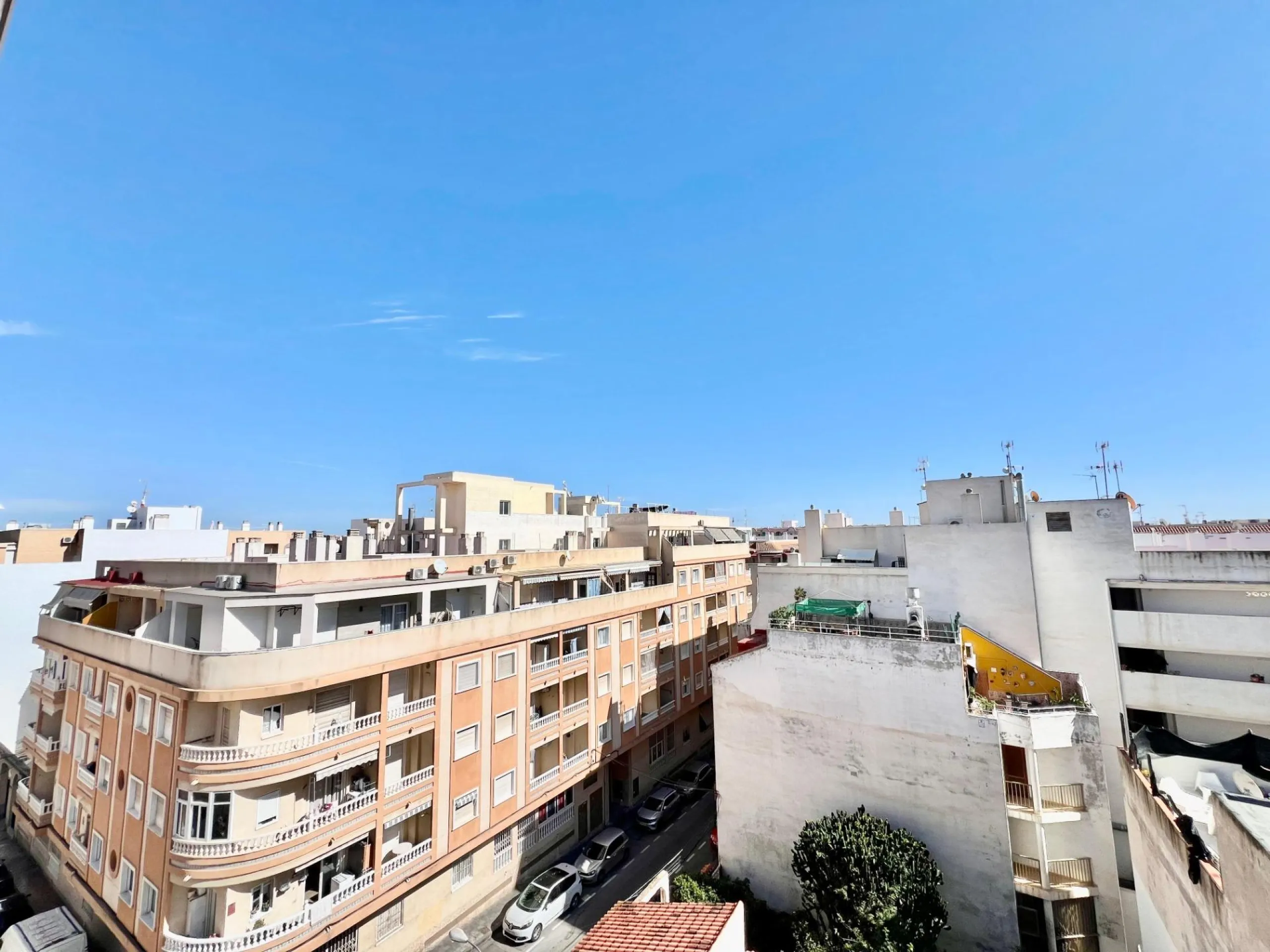 ÁTICO DE 1 HABITACIÓN CON AMPLIA TERRAZA Y VISTAS DESPEJADAS, A 550m DE LA PLAYA