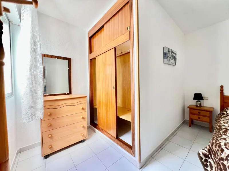 ÁTICO DE 1 HABITACIÓN CON AMPLIA TERRAZA Y VISTAS DESPEJADAS, A 550m DE LA PLAYA
