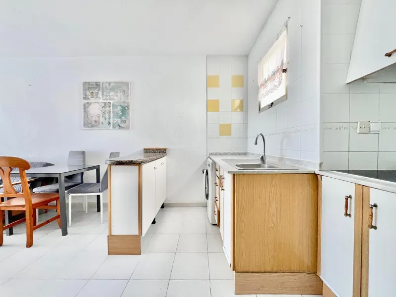 ÁTICO DE 1 HABITACIÓN CON AMPLIA TERRAZA Y VISTAS DESPEJADAS, A 550m DE LA PLAYA