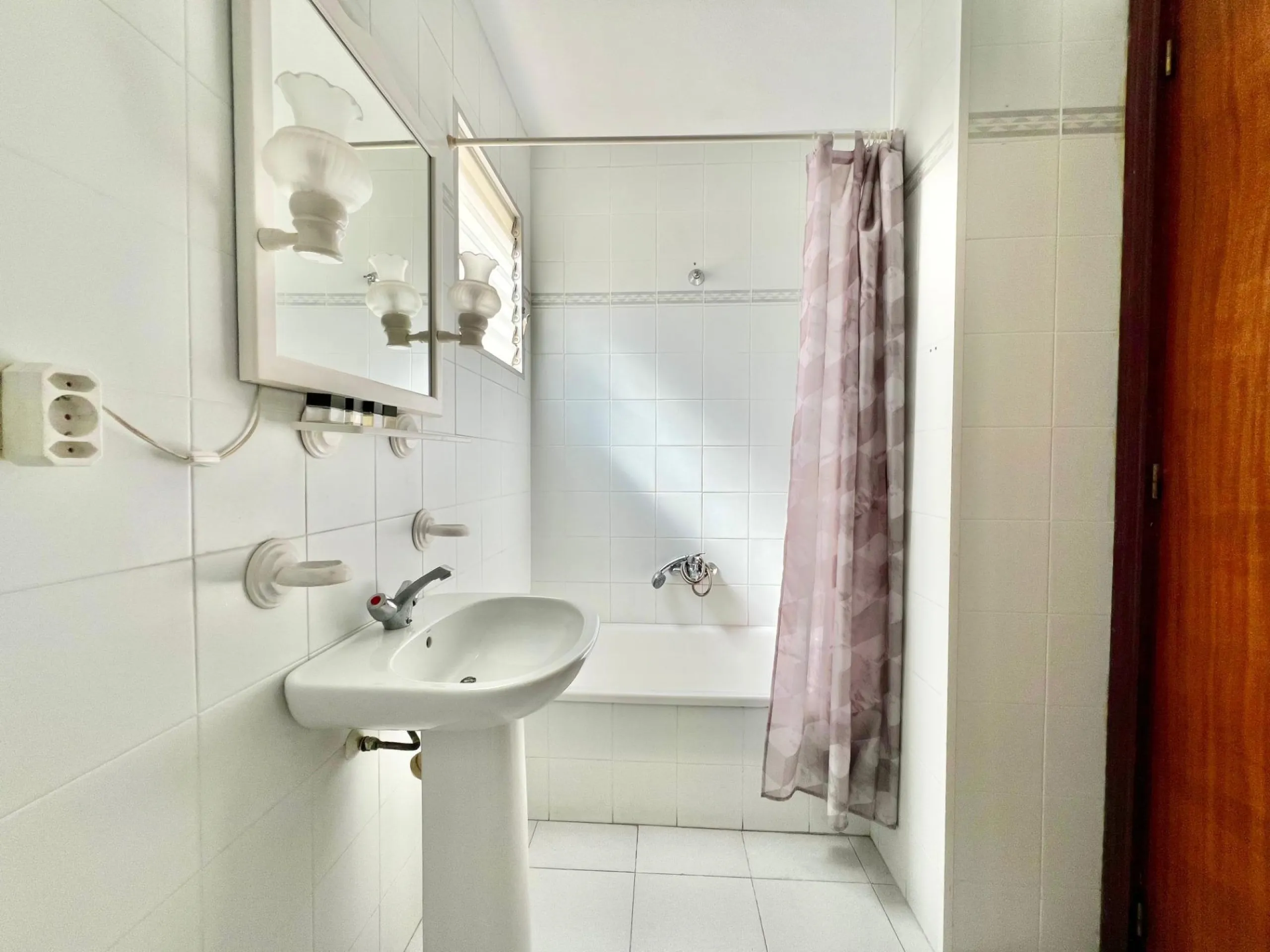 ÁTICO DE 1 HABITACIÓN CON AMPLIA TERRAZA Y VISTAS DESPEJADAS, A 550m DE LA PLAYA