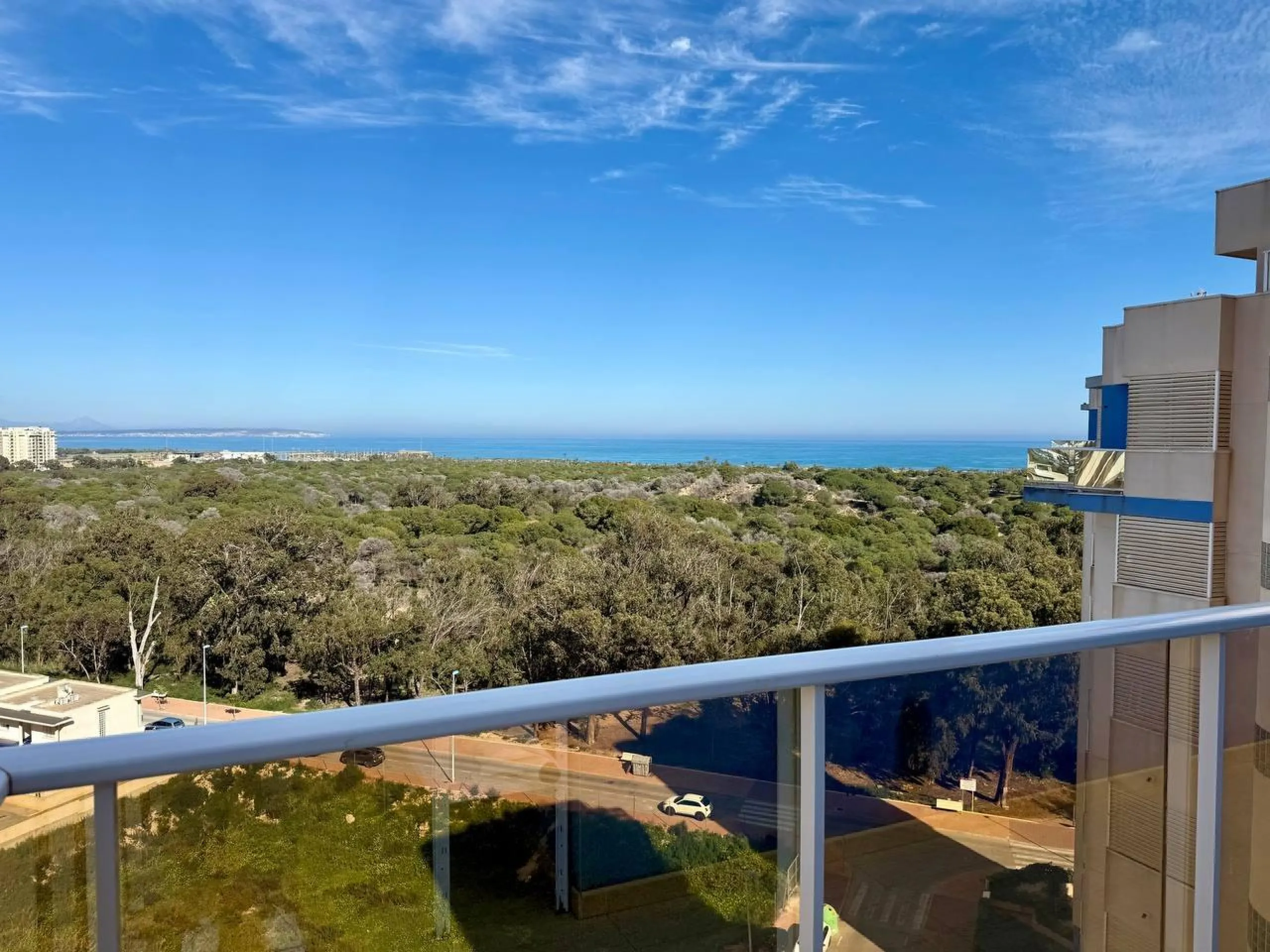 Renovated penthouse with sea views, 3 bedrooms, 2 bathrooms, parking and pool