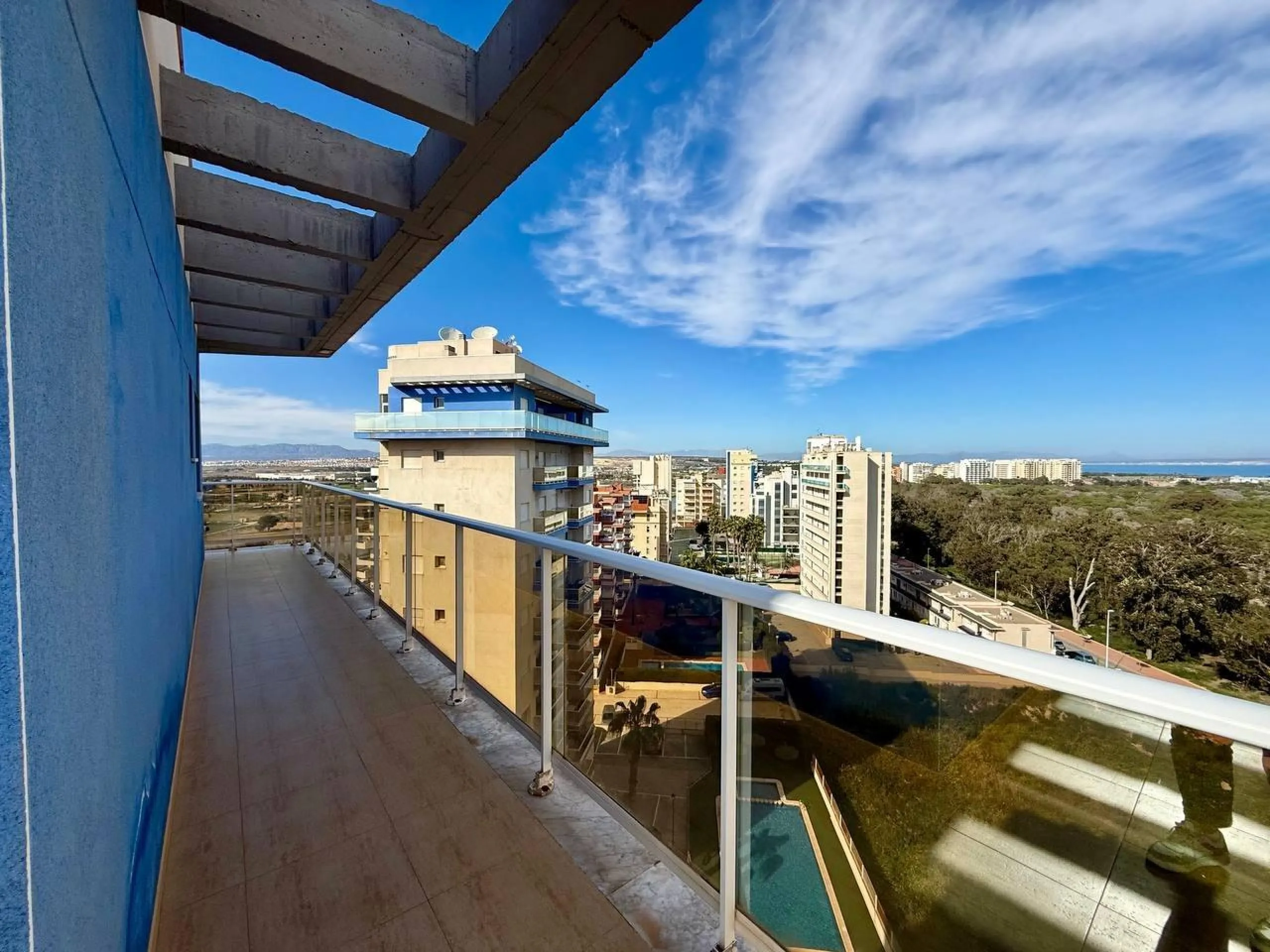 Renovated penthouse with sea views, 3 bedrooms, 2 bathrooms, parking and pool