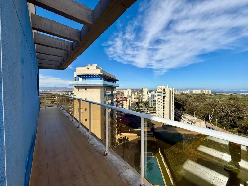 Renovated penthouse with sea views, 3 bedrooms, 2 bathrooms, parking and pool