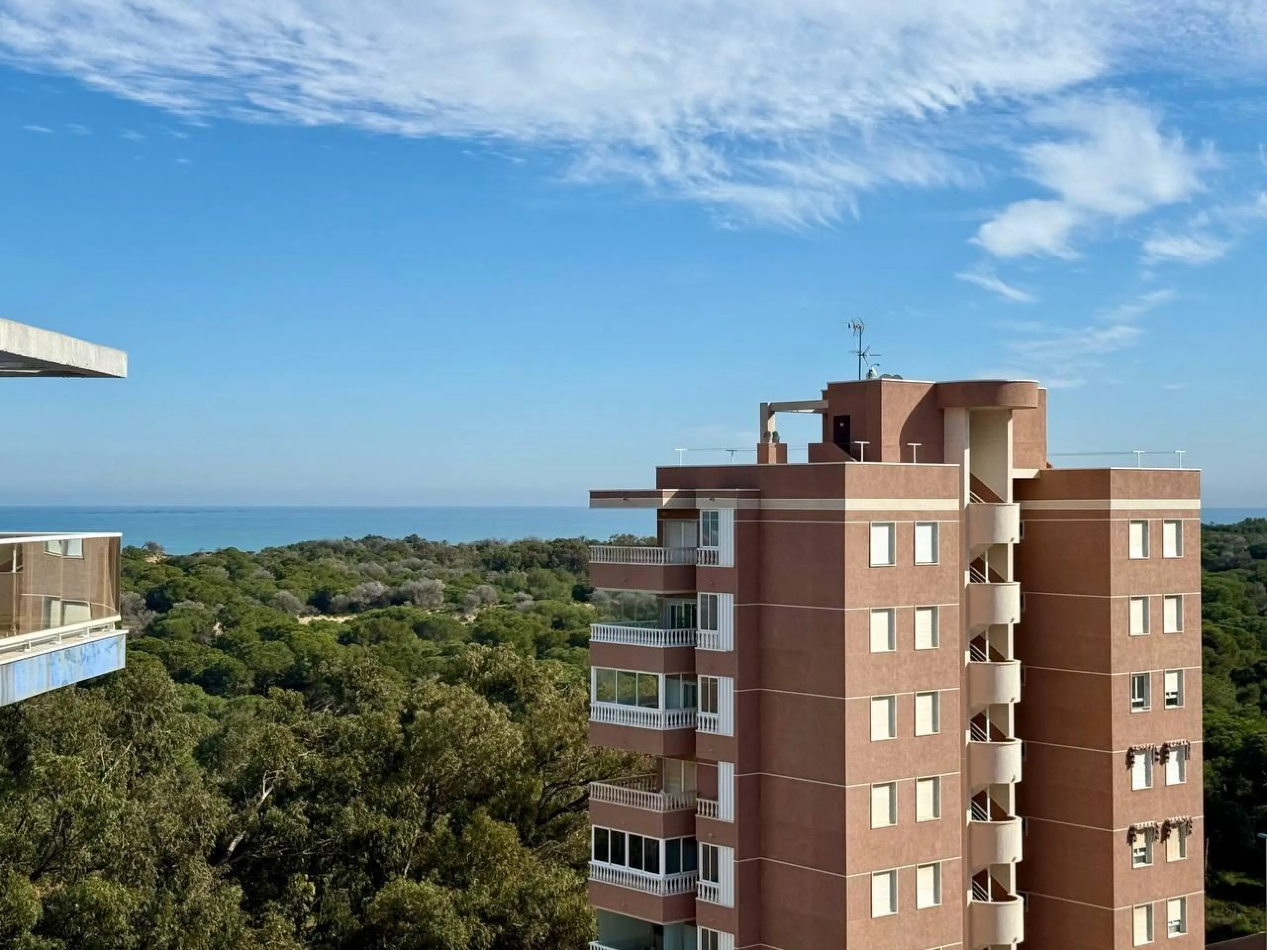 Renovated penthouse with sea views, 3 bedrooms, 2 bathrooms, parking and pool