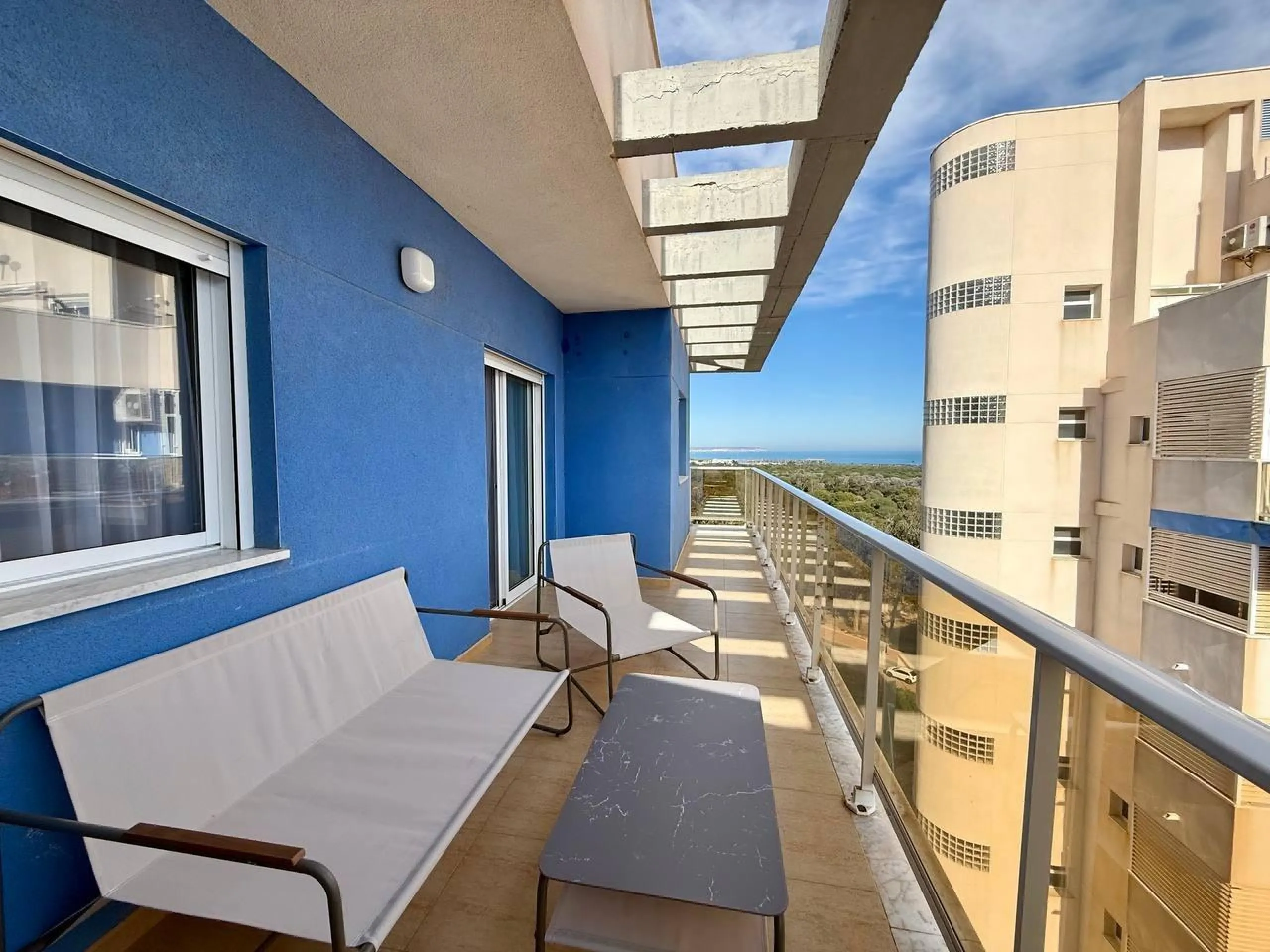 Renovated penthouse with sea views, 3 bedrooms, 2 bathrooms, parking and pool
