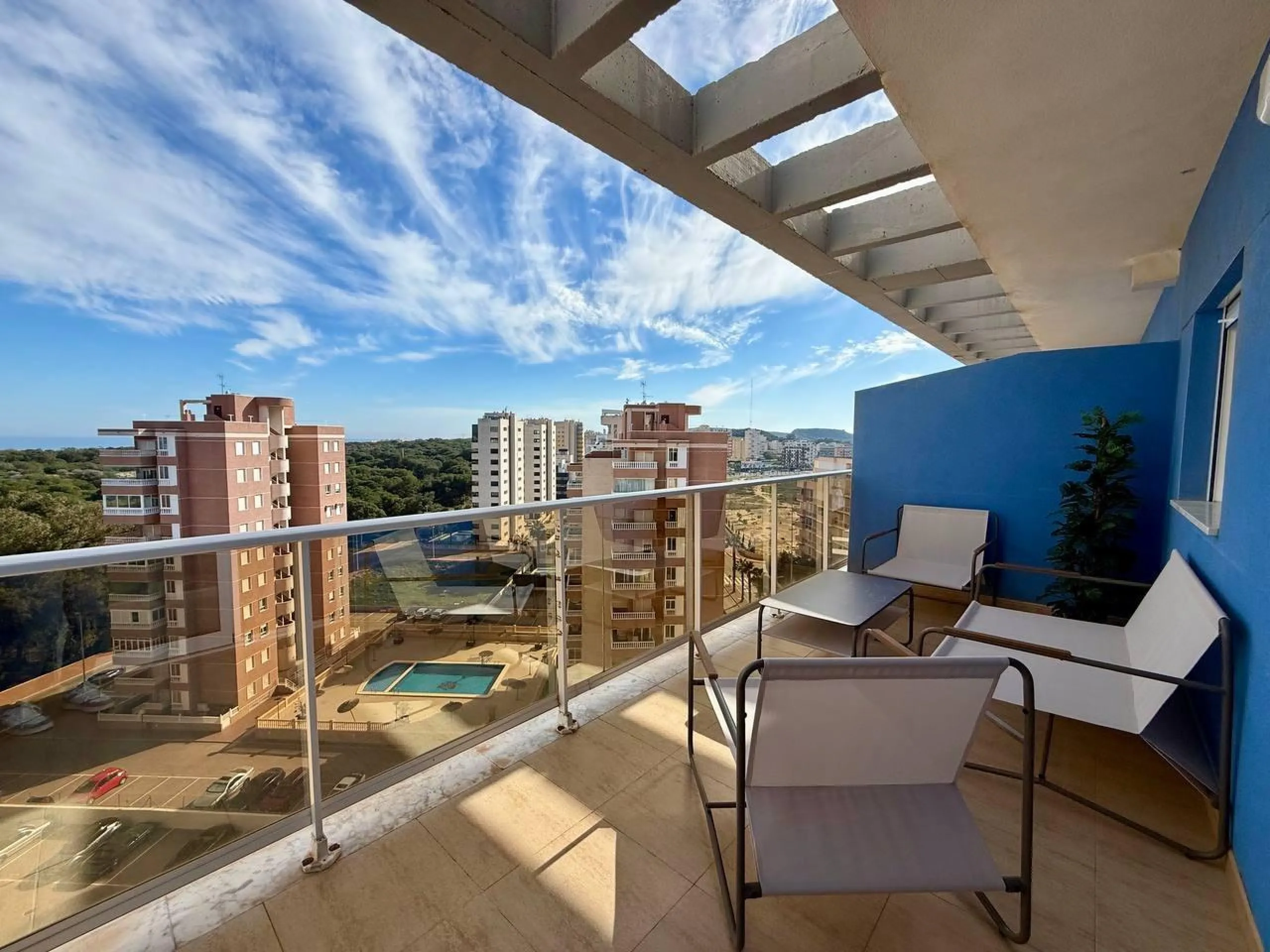 Renovated penthouse with sea views, 3 bedrooms, 2 bathrooms, parking and pool