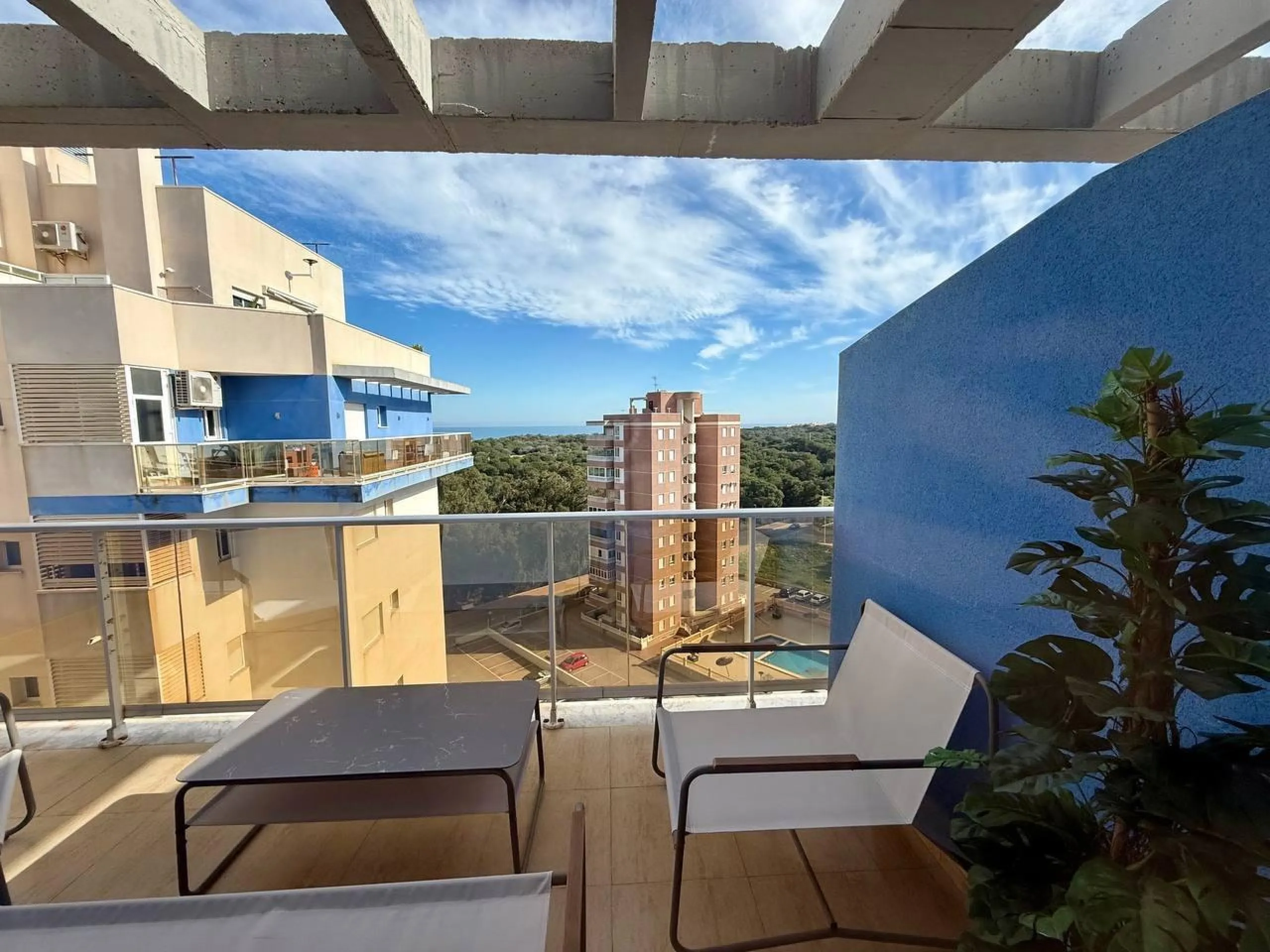 Renovated penthouse with sea views, 3 bedrooms, 2 bathrooms, parking and pool