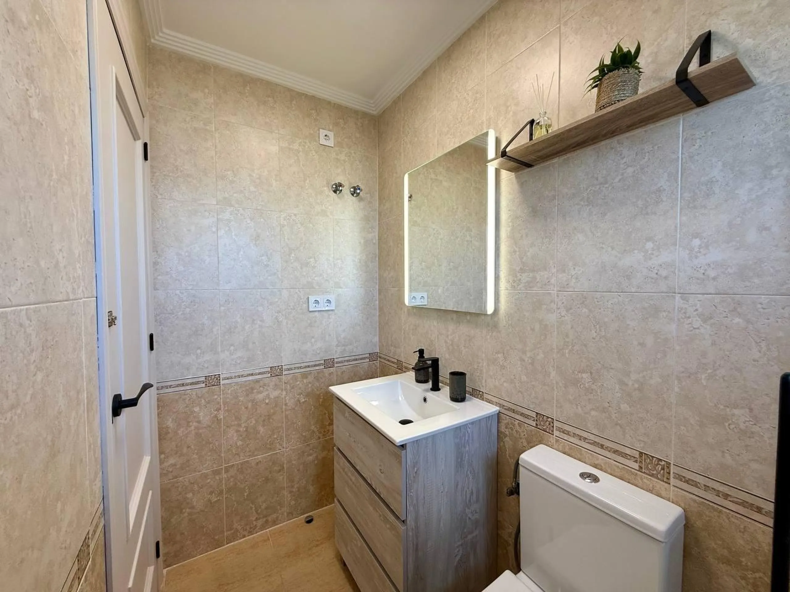 Renovated penthouse with sea views, 3 bedrooms, 2 bathrooms, parking and pool