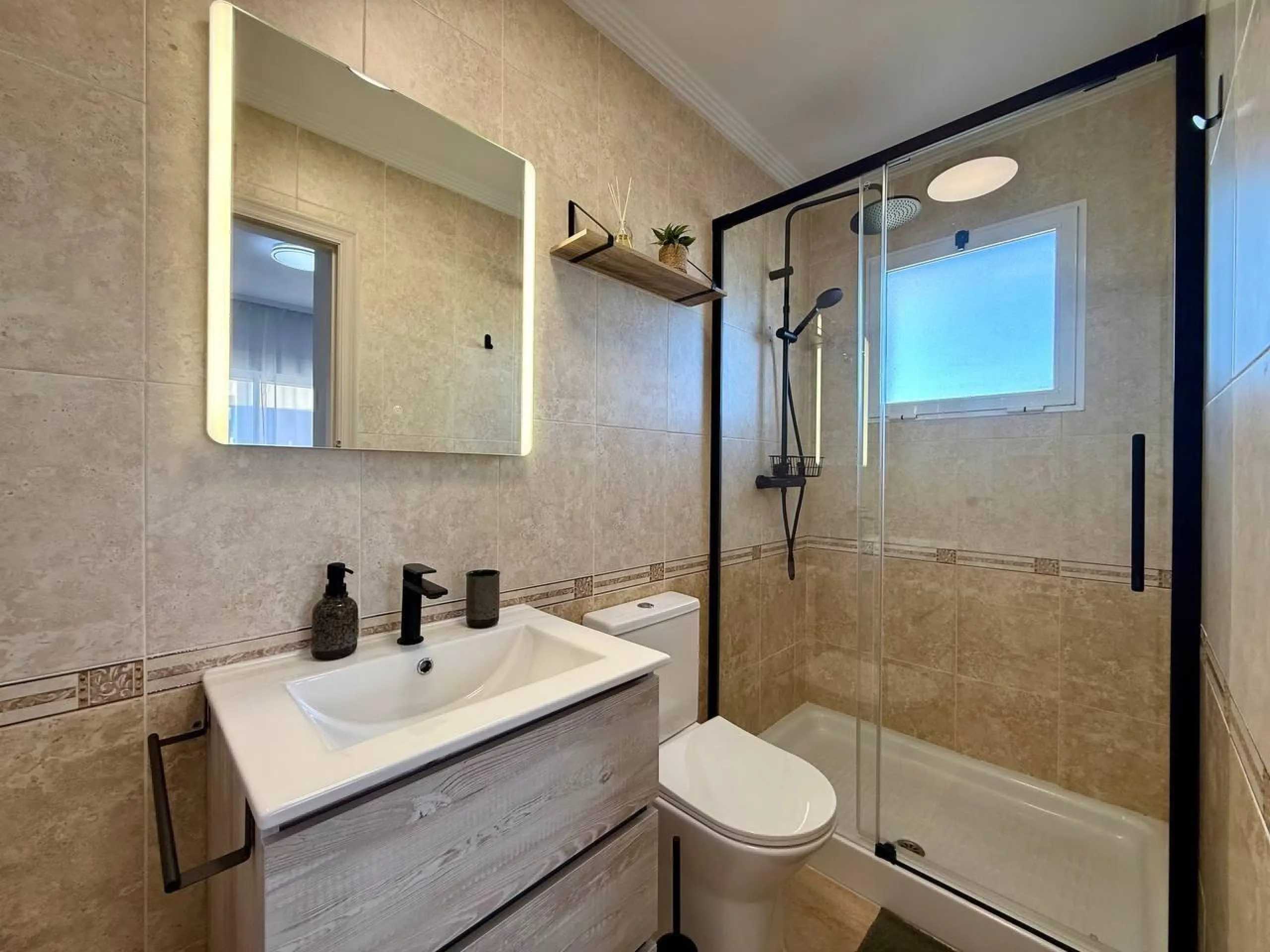 Renovated penthouse with sea views, 3 bedrooms, 2 bathrooms, parking and pool