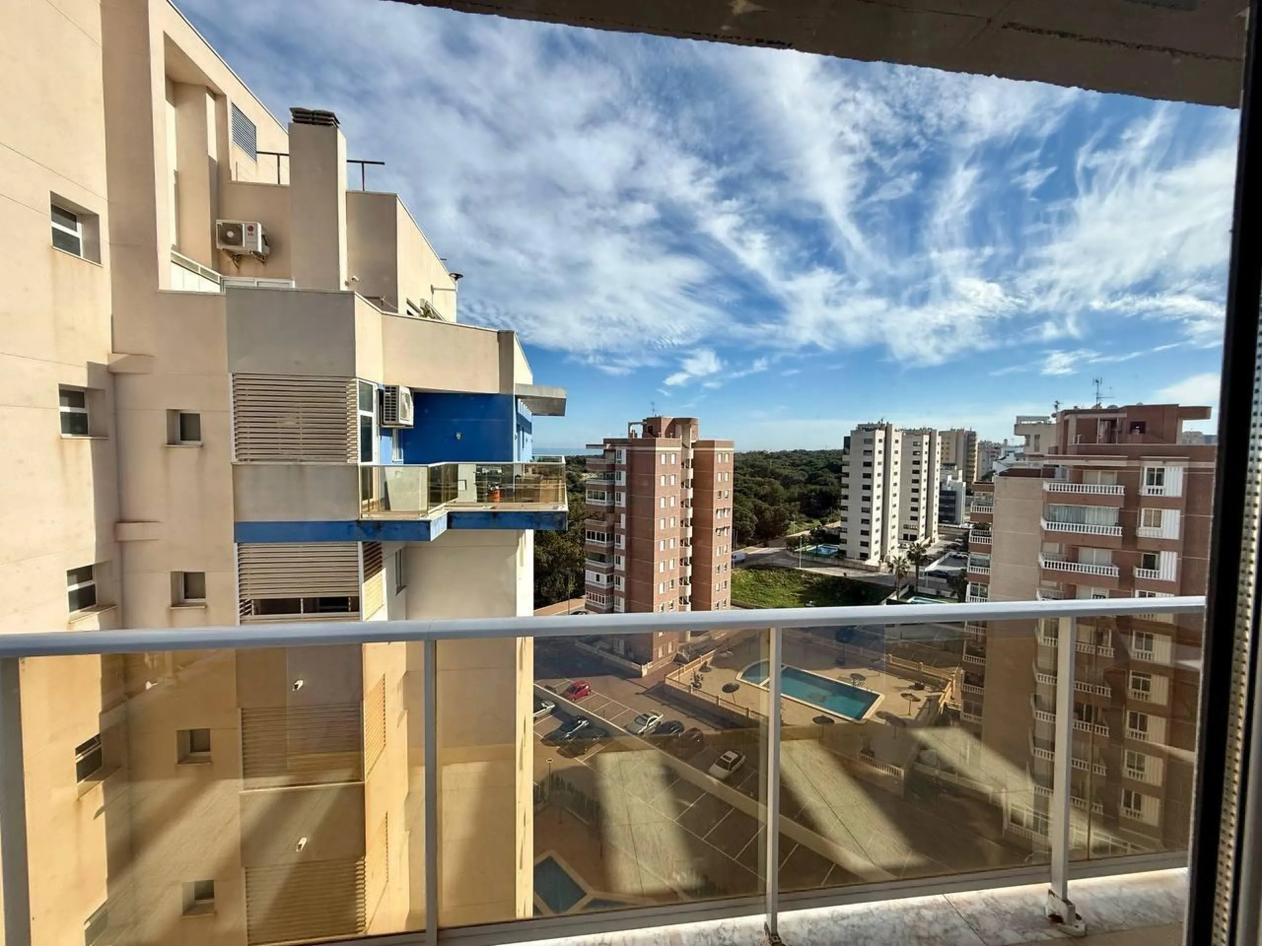 Renovated penthouse with sea views, 3 bedrooms, 2 bathrooms, parking and pool